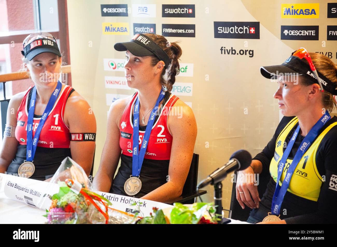 PRESSEKONFERENZ, PAF OPEN, BEACHVOLLEYBALL, MARIEHAMN, 2012: Katrin Holtwick (1) gewinnt Gold. Liliana Fernandez Steiner (1) und Paula Soria (2) aus Spanien (rot) gewinnen Silber. PAF Open am 2. September 2012 in Mariehamn, Åland, Finnland. Foto: Rob Watkins. INFO: Das PAF Open Beach Volleyballturnier fand zwischen 2009-2013 in Mariehamn, Åland, Finnland statt. Es zog die besten internationalen Teams und Spieler als Rangliste der offiziellen FIVB World Tour an. Stockfoto