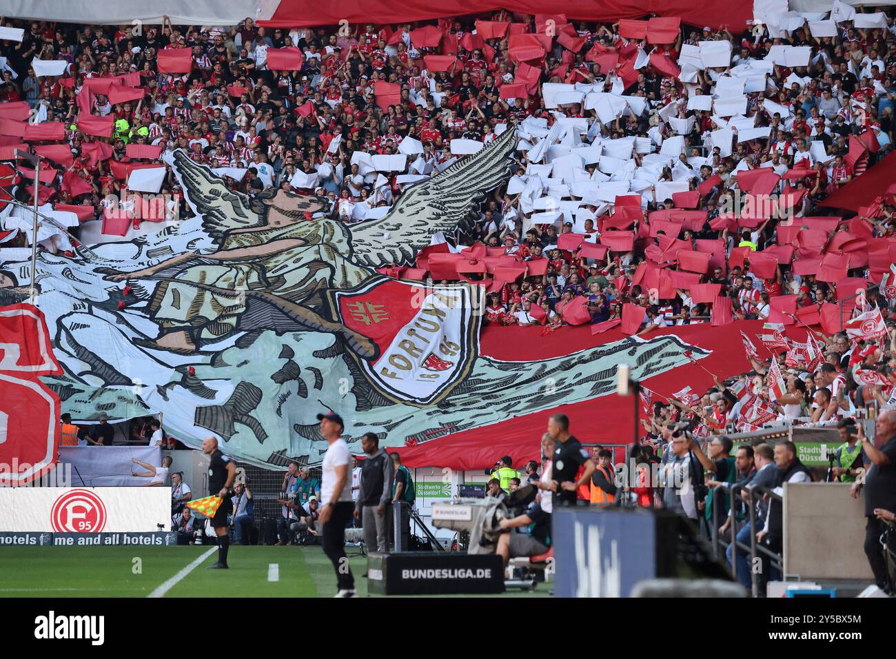 21.09.2024, Merkur Spiel-Arena, Düsseldorf, DE, 2. FBL. Fortuna Düsseldorf vs. 1. FC Köln, im Bild: #Fans Düsseldorf Foto © nordphoto GmbH/Meuter DFL-Vorschriften verbieten die Verwendung von Fotografien als Bildsequenzen und/oder Quasi-Video. Stockfoto