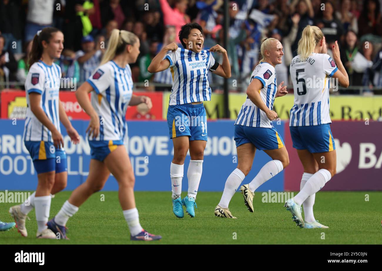 Crawley, Großbritannien. September 2024. Brightons Keiko Sieke feiert das Eröffnungstor beim Barclays Women's Super League-Spiel zwischen Brighton & Hove Albion und Everton im Broadfield Stadium. Quelle: Telephoto Images/Alamy Live News Stockfoto