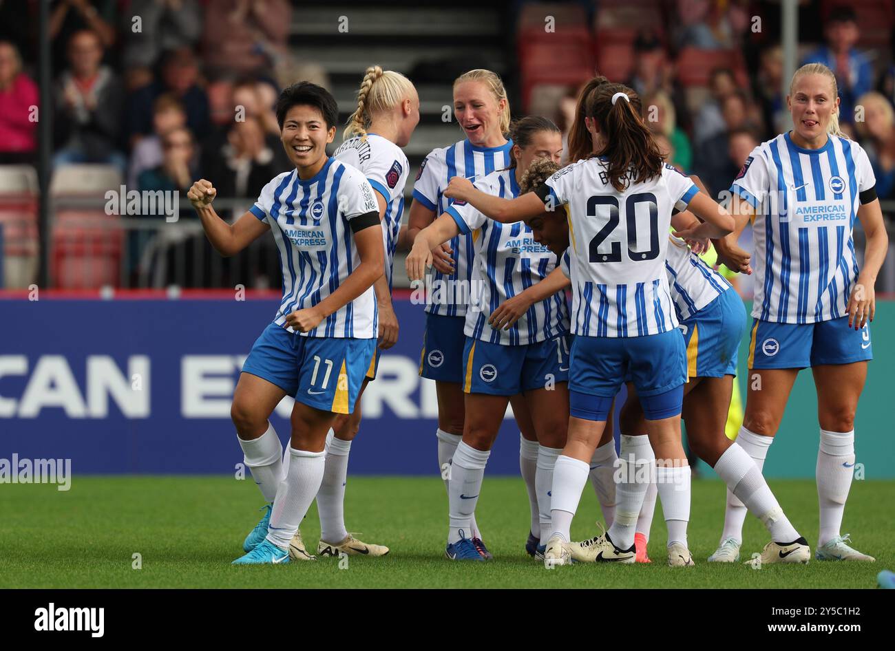 Crawley, Großbritannien. September 2024. Brightons Keiko Sieke feiert das Eröffnungstor beim Barclays Women's Super League-Spiel zwischen Brighton & Hove Albion und Everton im Broadfield Stadium. Quelle: Telephoto Images/Alamy Live News Stockfoto