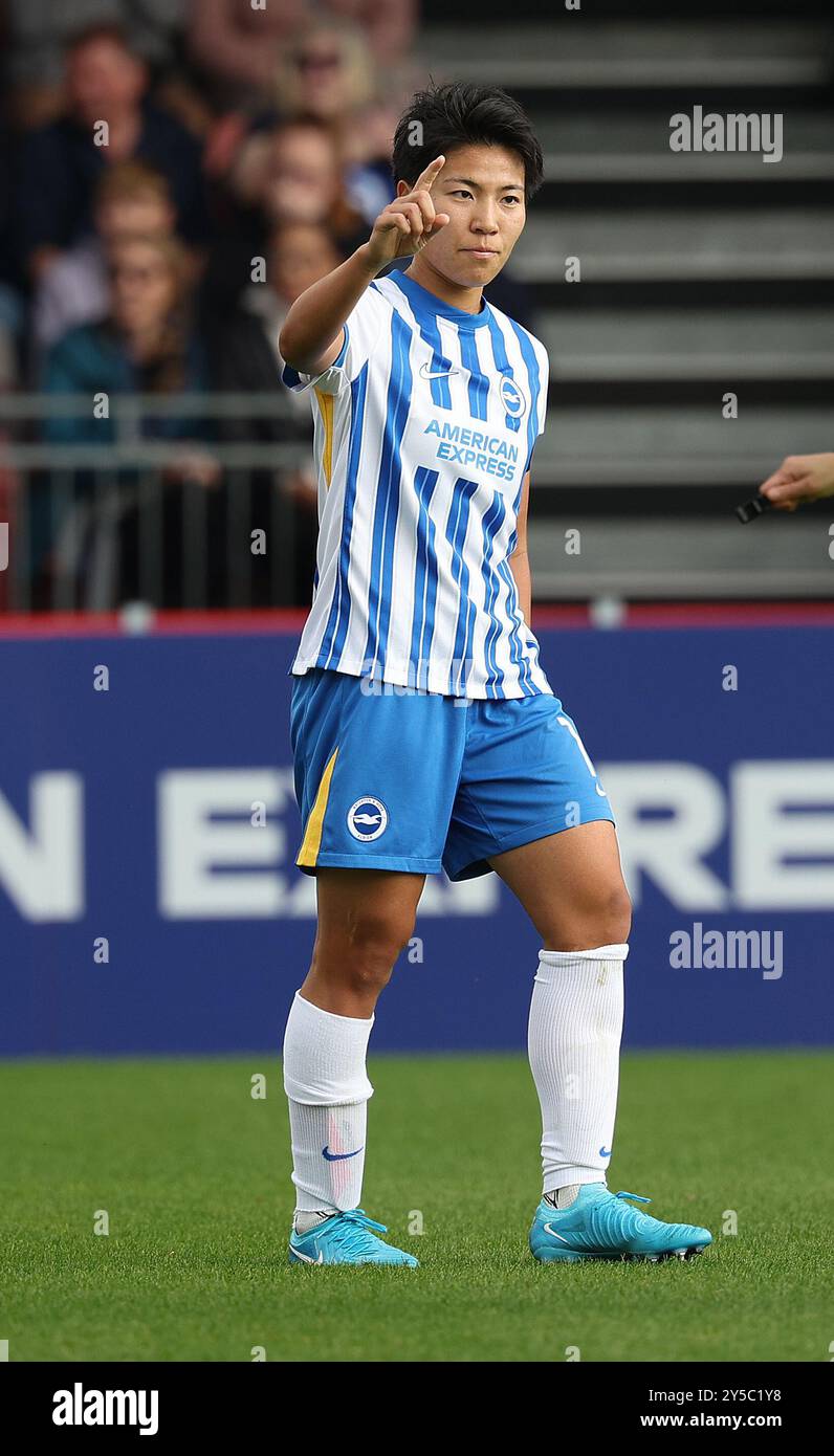 Crawley, Großbritannien. September 2024. Brightons Keiko Sieke feiert das Eröffnungstor beim Barclays Women's Super League-Spiel zwischen Brighton & Hove Albion und Everton im Broadfield Stadium. Quelle: Telephoto Images/Alamy Live News Stockfoto