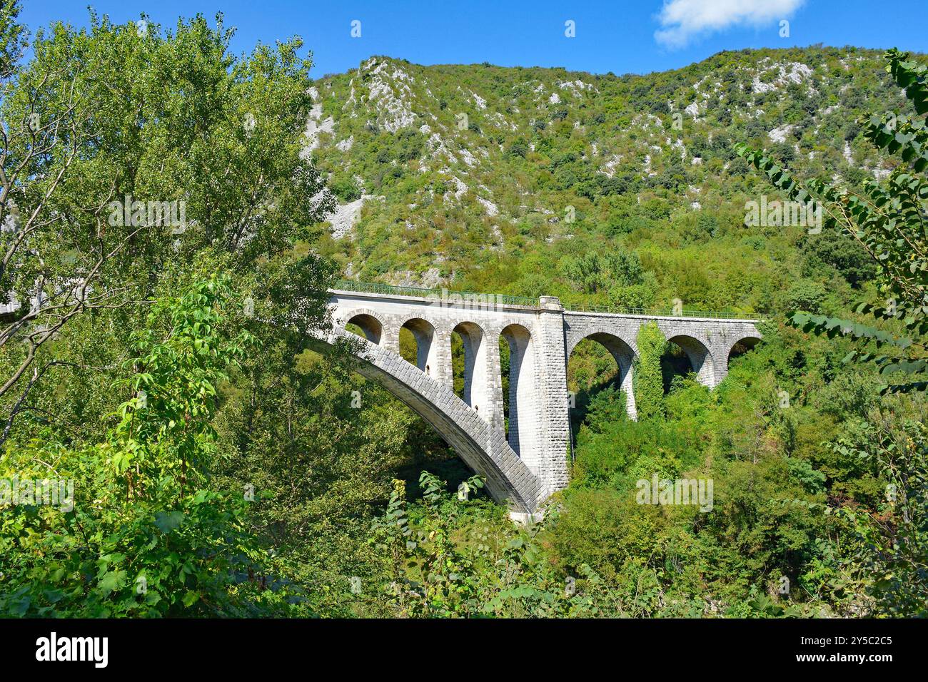 Solkan Brücke über den Fluss Soca bei Solkan, Nova Gorica, Slowenien. Die längste Steinbogenbahnbrücke der Welt und die zweitlängste Steinbogenbrücke Stockfoto