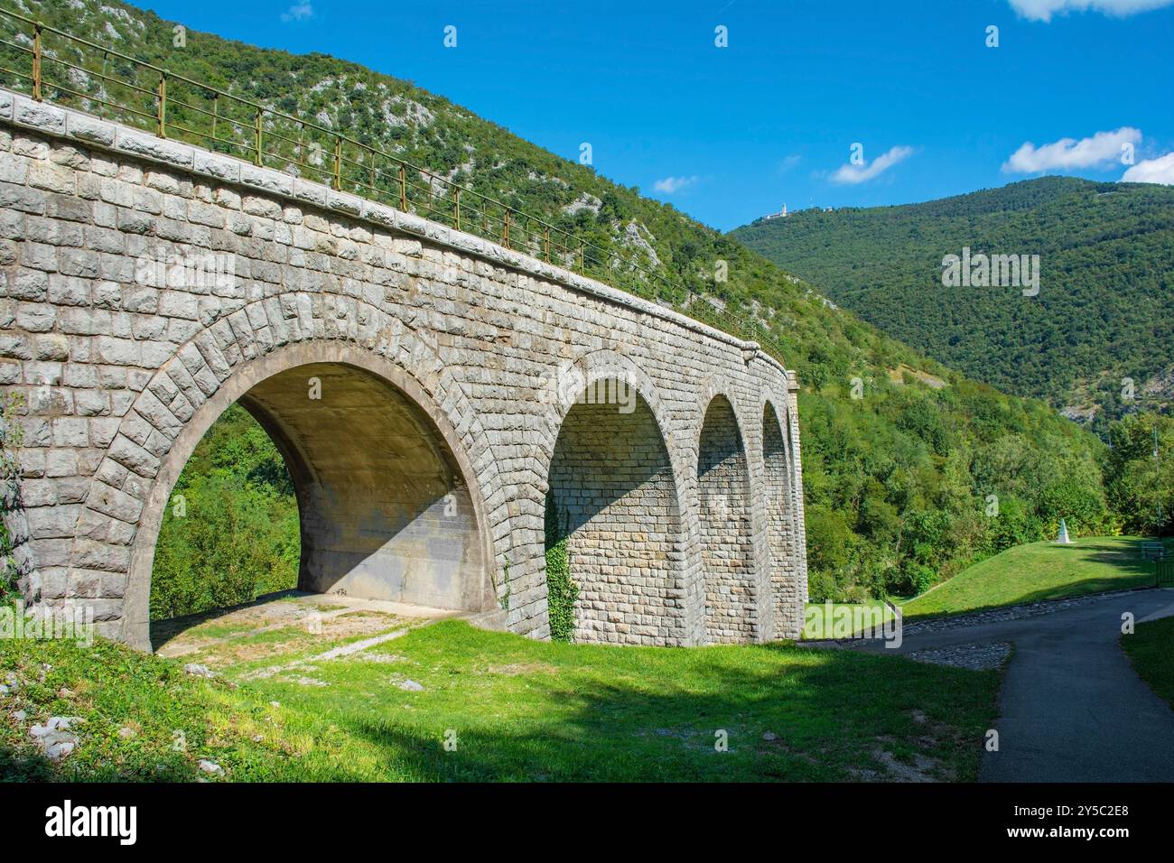 Solkan Brücke über den Fluss Soca bei Solkan, Nova Gorica, Slowenien. Die längste Steinbogenbahnbrücke der Welt und die zweitlängste Steinbogenbrücke Stockfoto