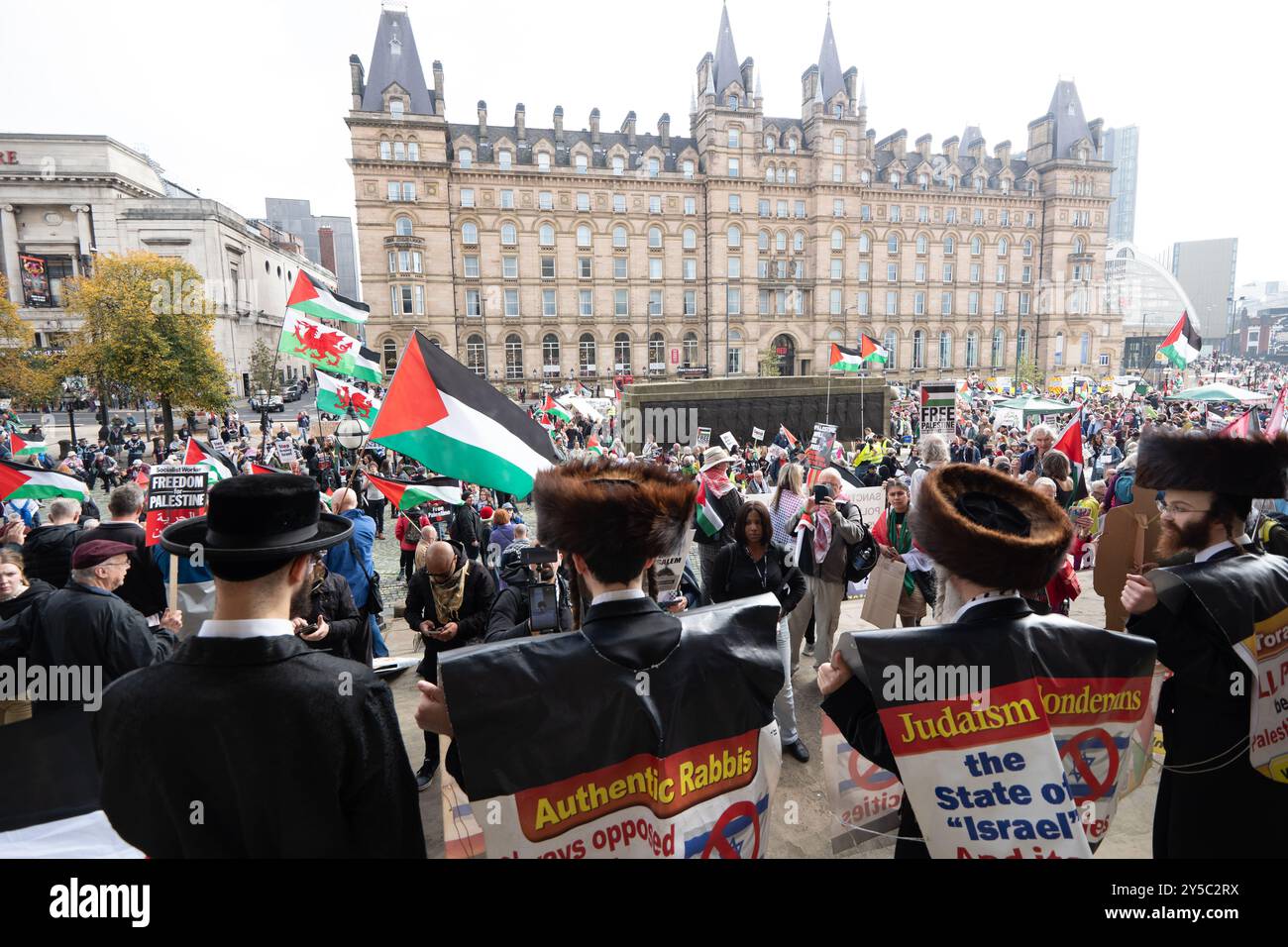 Liverpool, Großbritannien. September 2024. Palästinensische Proteste Liverpool auf dem St. Georges Platz, zusammen mit orthodoxen Juden, die den palästinensischen Staat unterstützen. Foto: GaryRobertsphotography/Alamy Live News Stockfoto