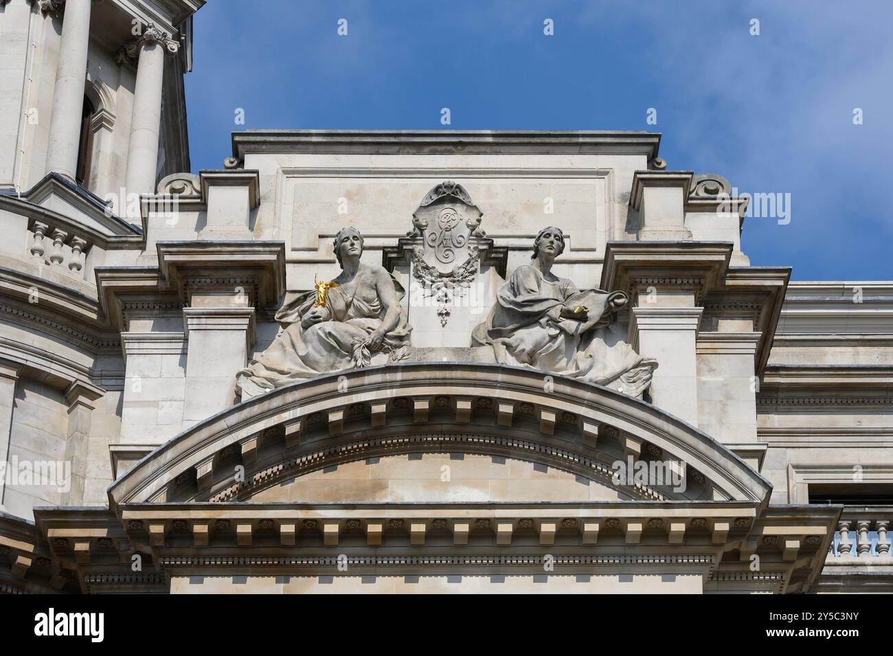 London, Großbritannien. Old war Office Building in Horse Guards Avenue (heute Raffles im OWO Hotel und Apartments) allegorische Skulptur von Alfred Drury 'Fame A Stockfoto