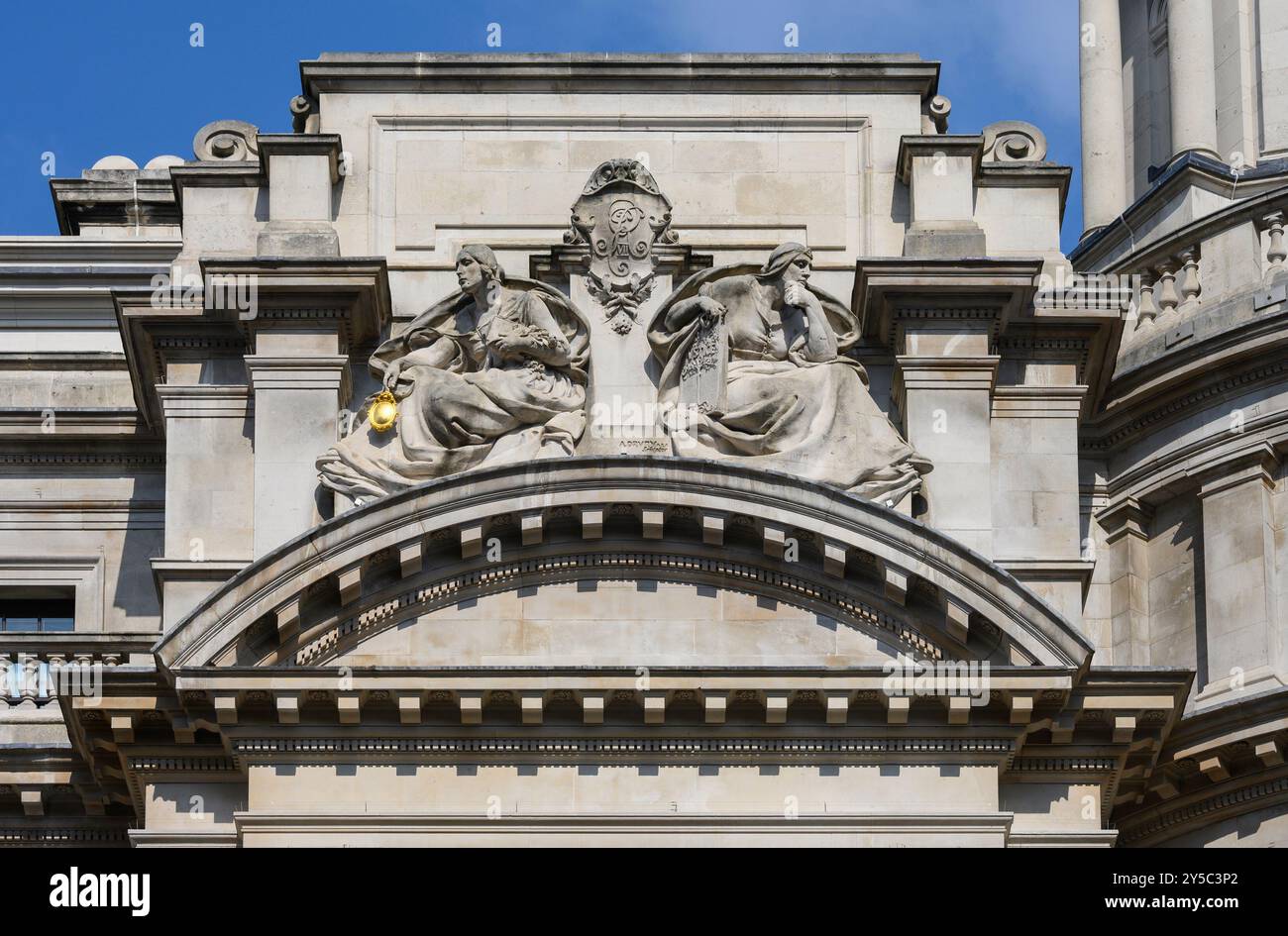 London, Großbritannien. Old war Office Building in Horse Guards Avenue (heute Raffles im OWO Hotel und Apartments) allegorische Skulptur von Alfred Drury 'Truth Stockfoto