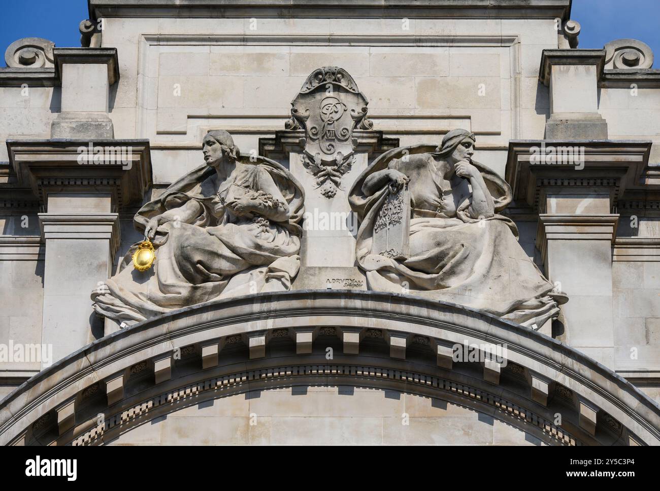 London, Großbritannien. Old war Office Building in Horse Guards Avenue (heute Raffles im OWO Hotel und Apartments) allegorische Skulptur von Alfred Drury 'Truth Stockfoto