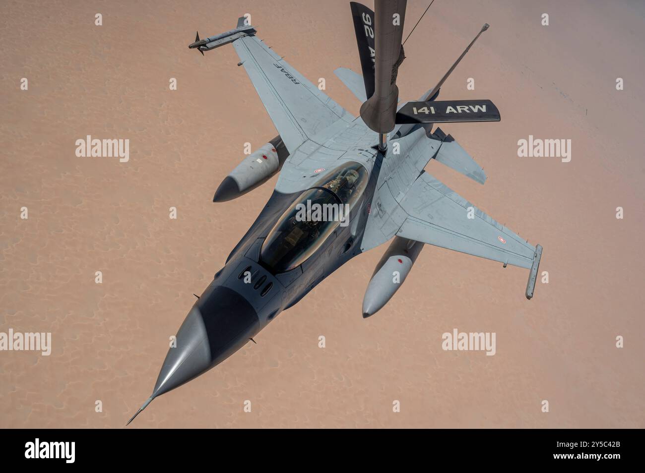 Eine F-16 der Royal Bahraini Air Force erhält Treibstoff von einem Stratotanker der US Air Force KC-135, der der 92nd Expeditionary Air Betankungsgeschwader, Fai, zugeordnet ist Stockfoto