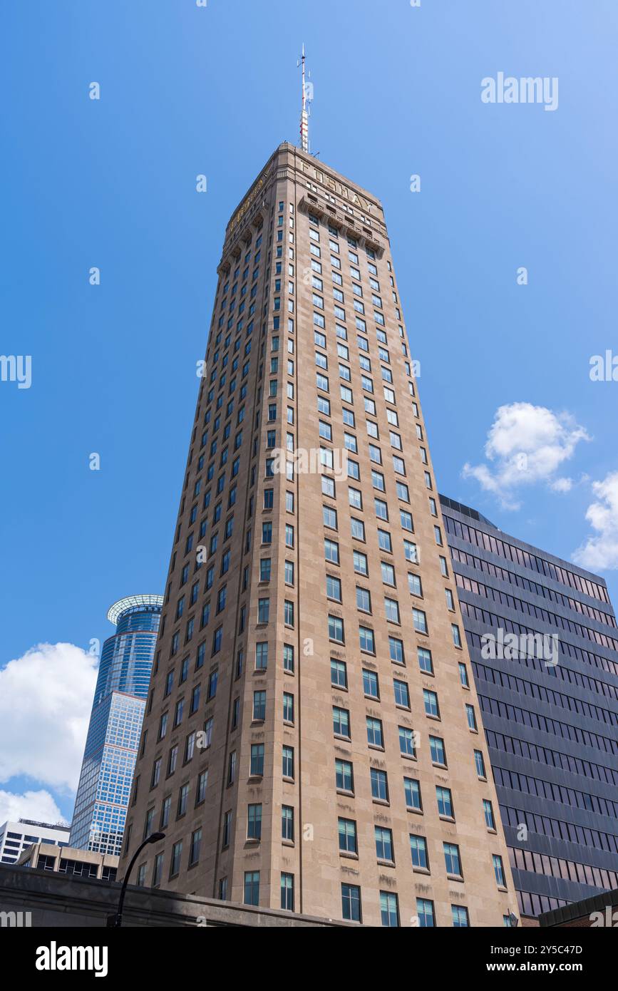 MPLS, MN - 18. Mai 2024: Das Wahrzeichen Foshay Tower, heute ein Hotel im Art déco-Stil, erbaut 1929, ist der erste Wolkenkratzer von Minnesota. Stockfoto