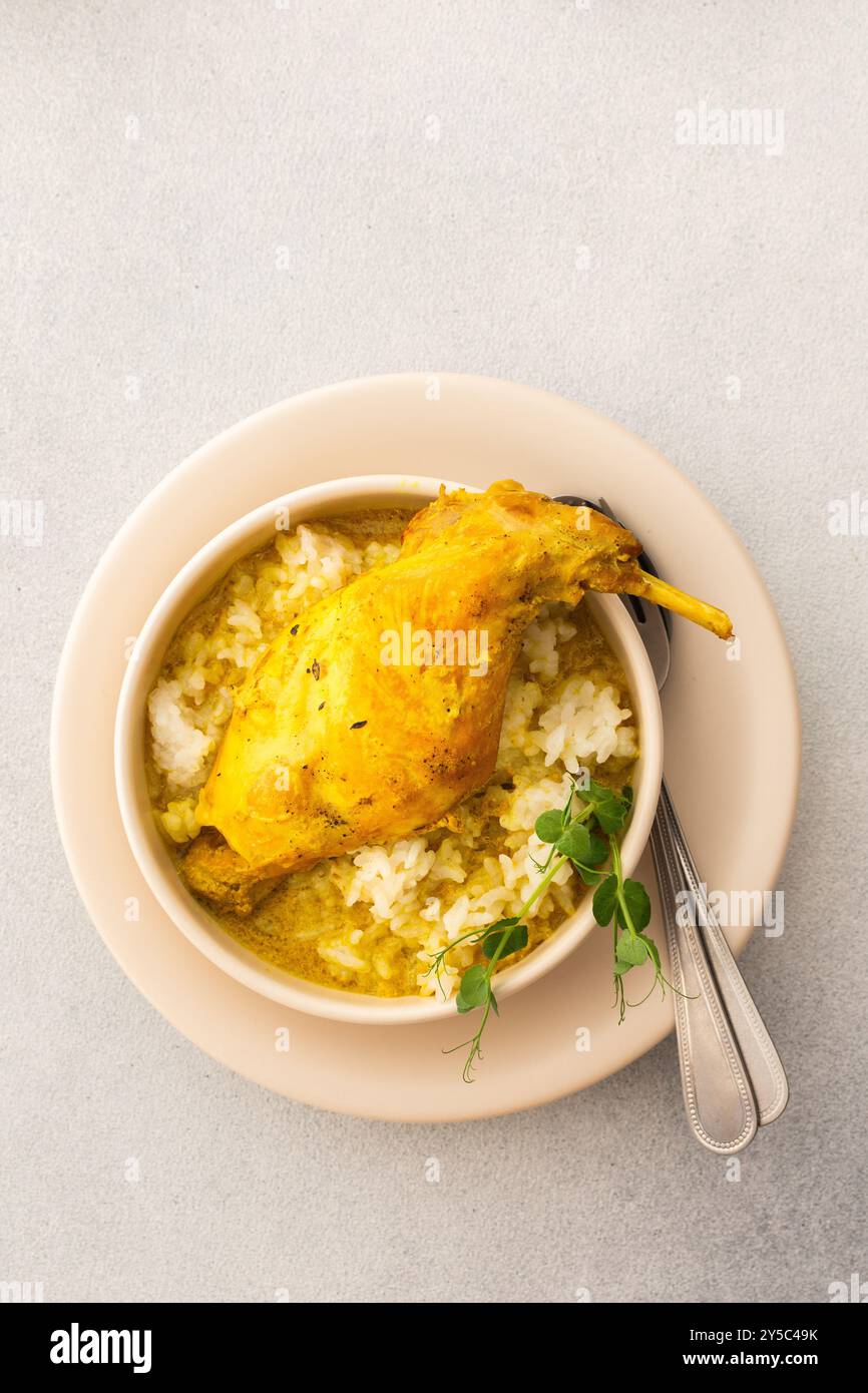Gedünstetes Kaninchen mit Reis, serviert Tisch mit Speisen, köstliches herzhaftes Mittag- oder Abendessen Stockfoto