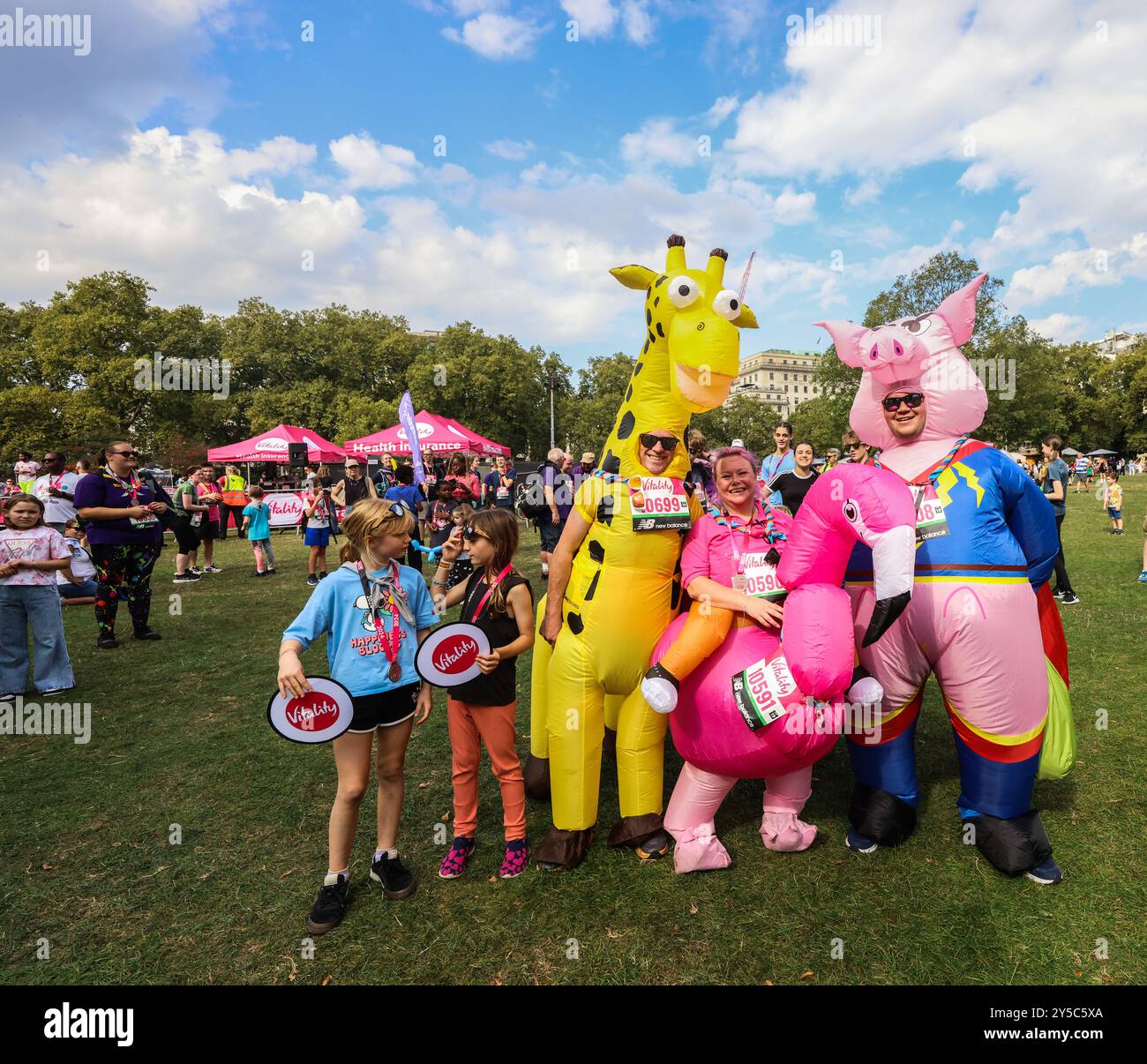 buckingham Palace, London 21 Sep 2024 The Vitality Westminster Mile, rfantasievolle Kleiderführung Paul Quezada-Neiman/Alamy Live News Stockfoto