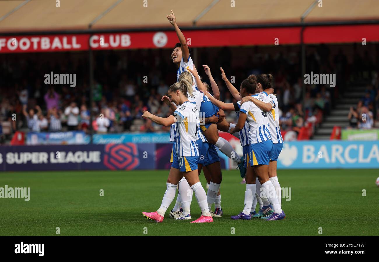 Crawley, Großbritannien. September 2024. Brightons Maria Keiko Sieke feiert ihren Hattrick, um es 4-0 beim Barclays Women's Super League Spiel zwischen Brighton & Hove Albion und Everton im Broadfield Stadium zu schaffen. Quelle: Telephoto Images/Alamy Live News Stockfoto