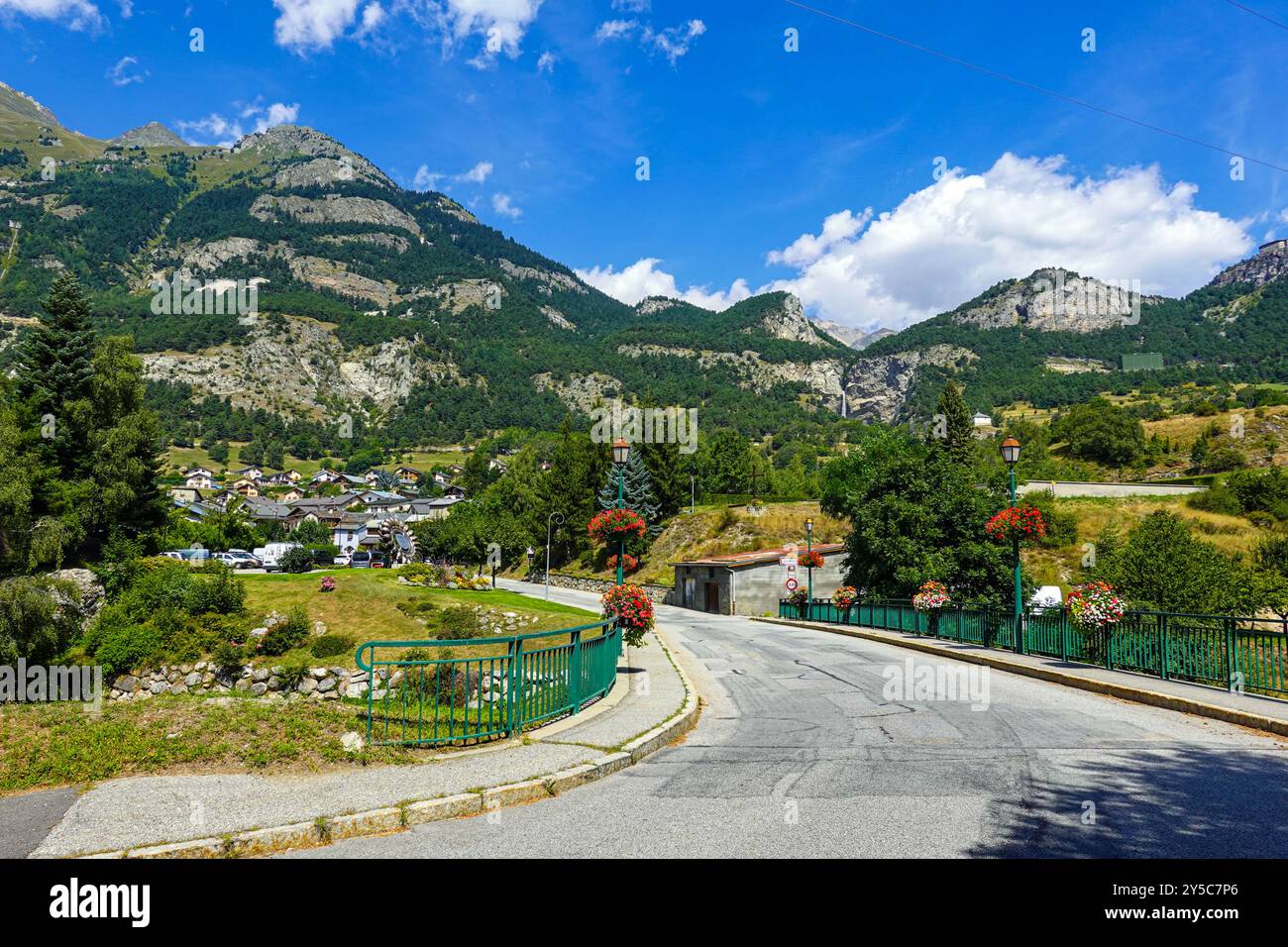 Pelton-Rad vom Wasserkraftwerk in der kleinen Stadt Avrieux, Skigebiet im Maurienne-Tal, Vanoise-Nationalpark, im Sommer Stockfoto