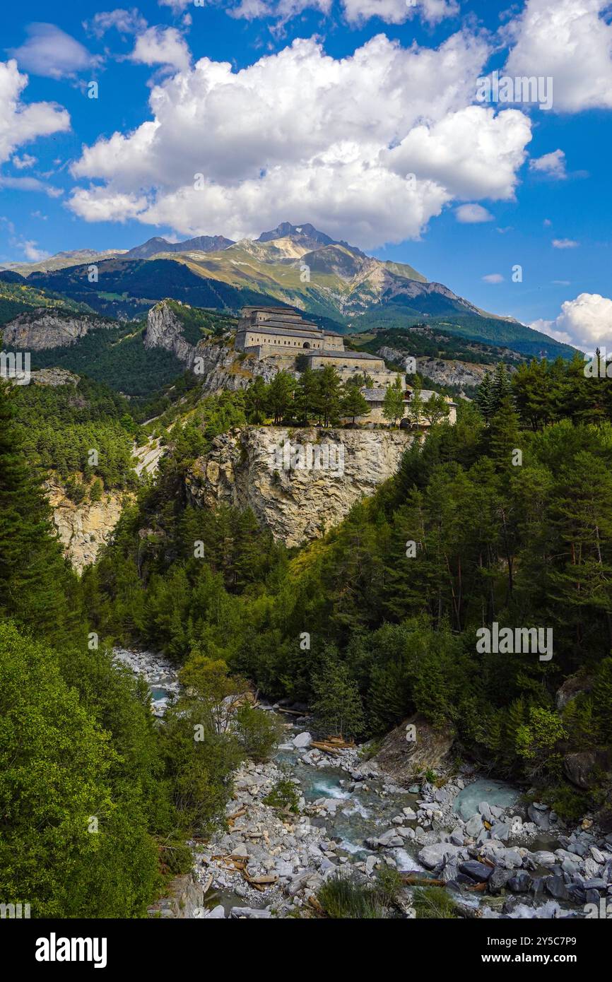 Fort Victor-Emmanuel der Barrière de L'esseillon, Modane, Frankreich, von der anderen Seite des Tals aus gesehen Stockfoto