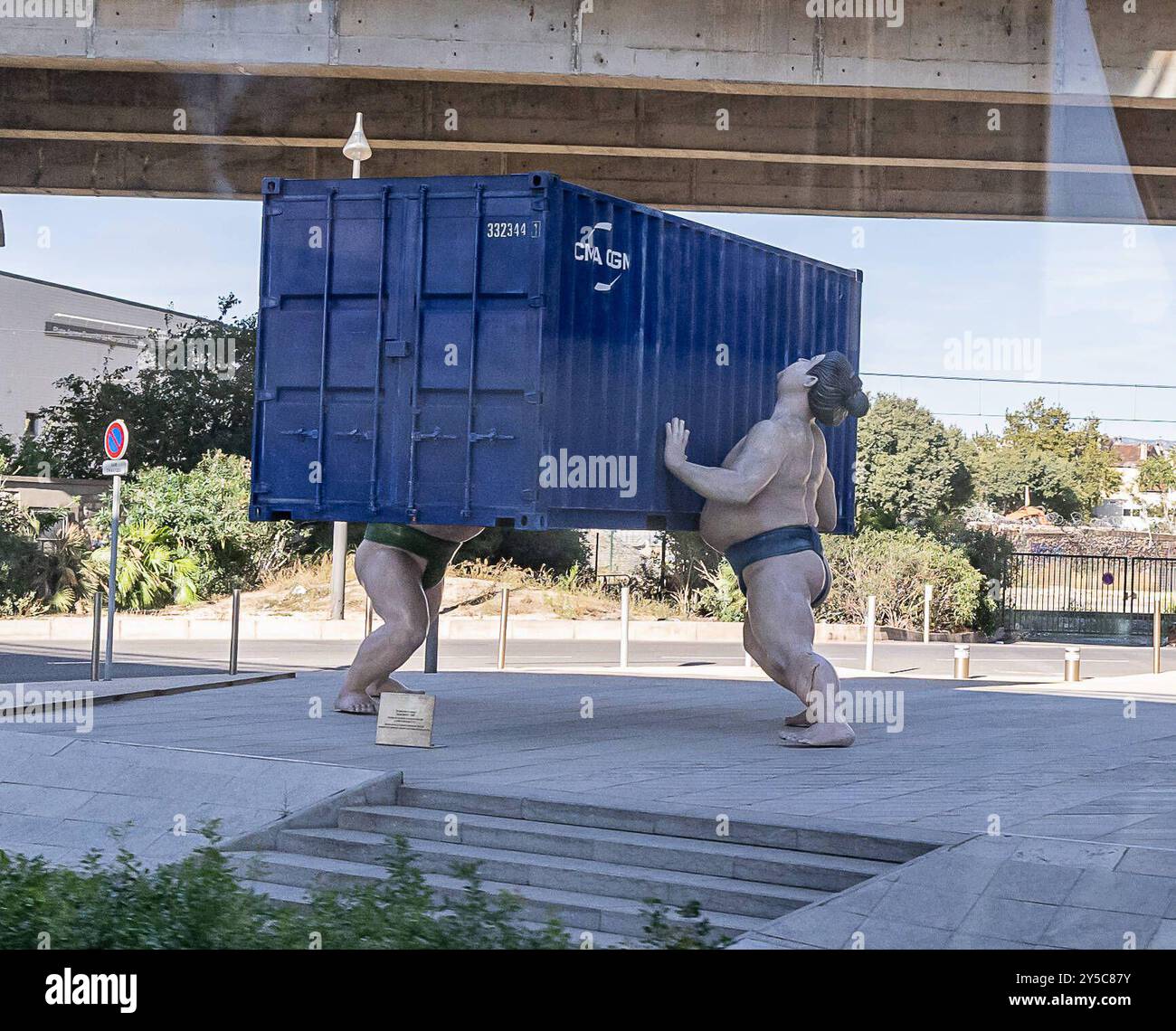 Marseille FRA, Themenbild Reisen, Marseille, 14.09.2024. Skulptur, zwei Sumoringer heben einen Container am Hafen von Marseille. FRA, Themenbild Reisen, Marseille, 14.09.2024. *** Marseille FRA, Themenbild Reise, Marseille, 14 09 2024 Skulptur, zwei Sumo-Wrestler heben einen Container im Hafen von Marseille FRA, Themenbild Reise, Marseille, 14 09 2024 Copyright: XEibner-Pressefoto/HeikexFeinerx EP HFR Stockfoto