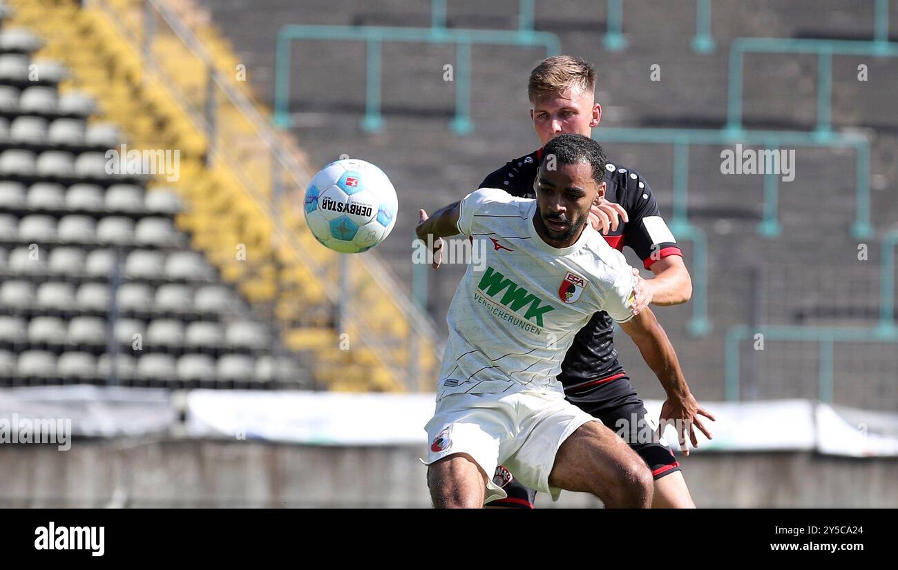 Augsburg, Deutschland. September 2024. v.li.: Alexis Julian Claude-Maurice (FC Augsburg II), Fabian Wessig (FC Würzburger Kickers), 21.09.2024, Augsburg (Deutschland), Fussball, Regionalliga Bayern, FC AUGSBURG II - FC WÜRZBURGER KICKERS, DFB/DFL-VORSCHRIFTEN VERBIETEN DIE VERWENDUNG VON FOTOGRAFIEN ALS BILDSEQUENZEN UND/ODER QUASI-VIDEO. Quelle: dpa/Alamy Live News Stockfoto