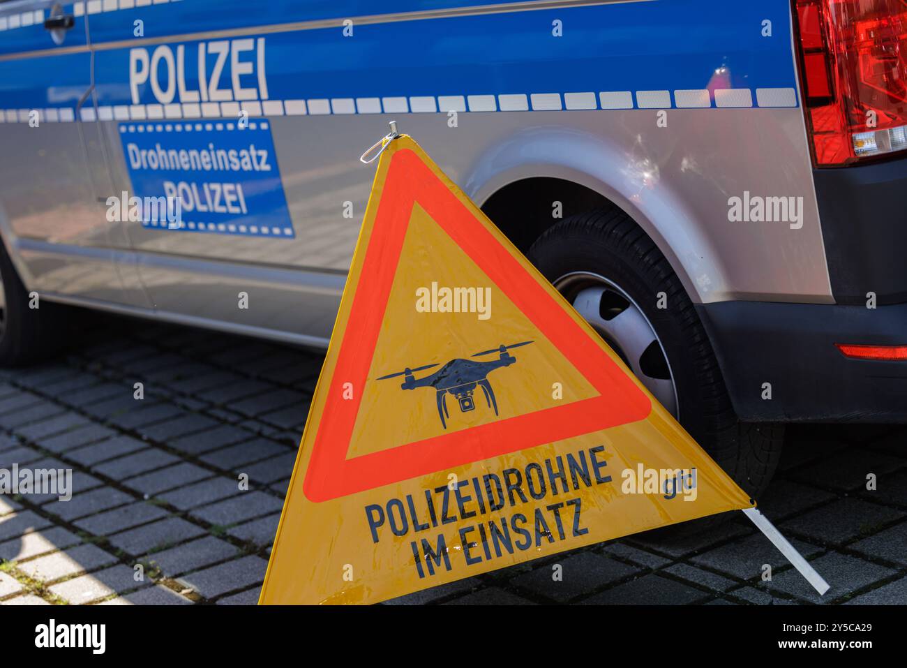 Hannover, Deutschland. September 2024. "Polizeidrohne in Aktion" steht auf einem Schild während einer Großübung des Polizeiamtes Hannover im üstra-Depot Glocksee. In Zusammenarbeit mit mehreren Behörden übte die Polizei Hannover das Szenario eines Terroranschlags aus. Quelle: OLE Spata/dpa/Alamy Live News Stockfoto