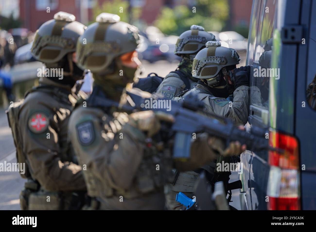 Hannover, Deutschland. September 2024. Polizeibeamte des Sondereinsatzkommandos (SEK) stehen im Üstra-Depot Glocksee während einer Großübung der Polizeidirektion Hannover. In Zusammenarbeit mit mehreren Behörden trainierte die Polizei Hannover das Szenario eines Terroranschlags. Quelle: OLE Spata/dpa/Alamy Live News Stockfoto