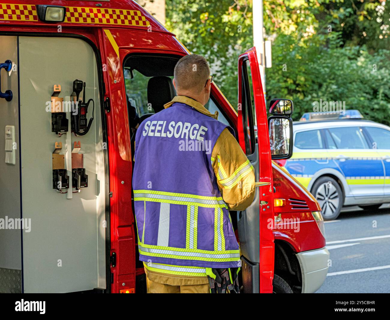 Anti-Terror-Übung in Hannover Seelsorger kümmert sich vor Ort um Einsatzkräfte und befreite Geisel. *** Anti-Terror-Übung in Hannover Kaplan sorgen für Rettungsdienste und Freilassung von Geiseln vor Ort Urheberrecht: XBerndxGüntherx Stockfoto