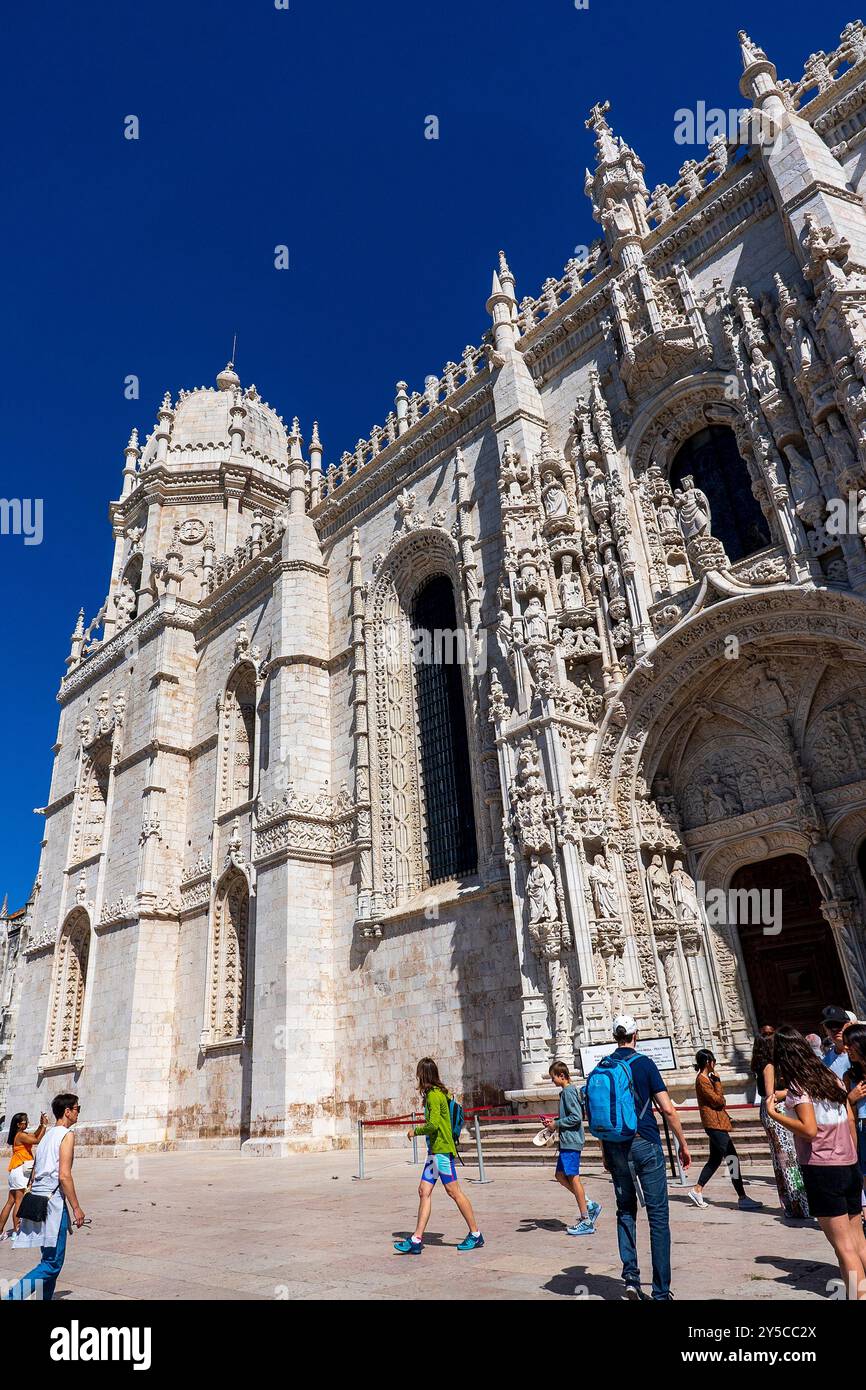 Touristen besuchen das Kloster Jerónimos, eines der bekanntesten Beispiele der spätportugiesischen gotischen Manuelinarchitektur in Lissabon. Stockfoto