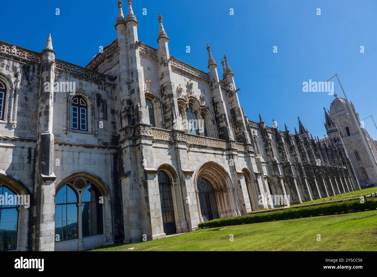 Außen das Kloster Jerónimos, ein Beispiel für die spätportugiesische gotische Manuelinarchitektur in Lissabon, Portugal. Stockfoto