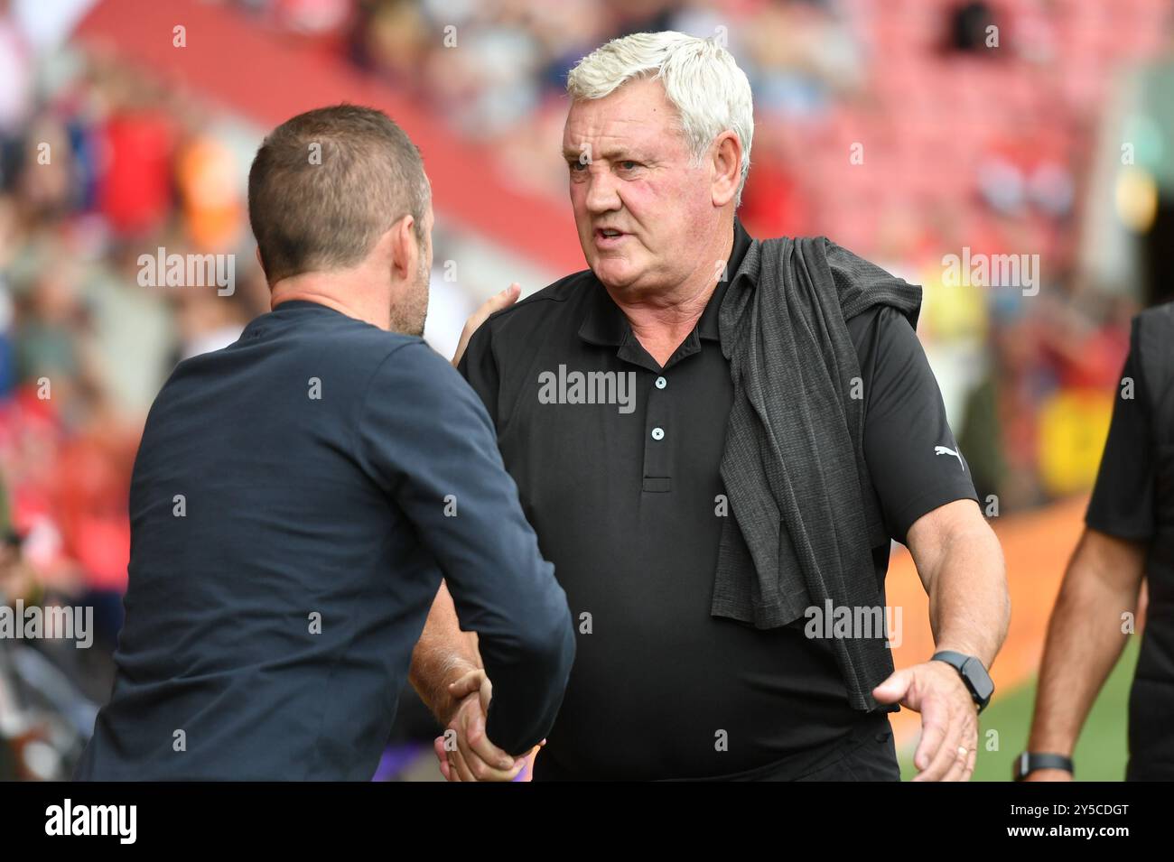 London, England. September 2024. Blackpool Manager Steve Bruce und Charlton Athletic Manager Nathan Jones vor dem Spiel der Sky Bet EFL League One zwischen Charlton Athletic und Blackpool FC im Valley, London. Kyle Andrews/Alamy Live News Stockfoto