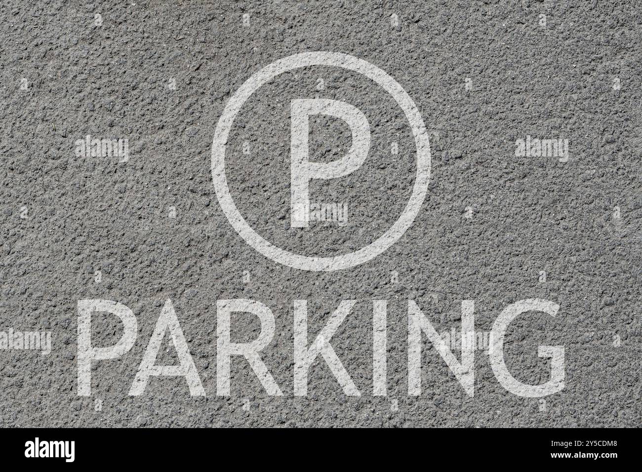Parkplatzschild auf Asphalt gemalt, Blick von oben Stockfoto