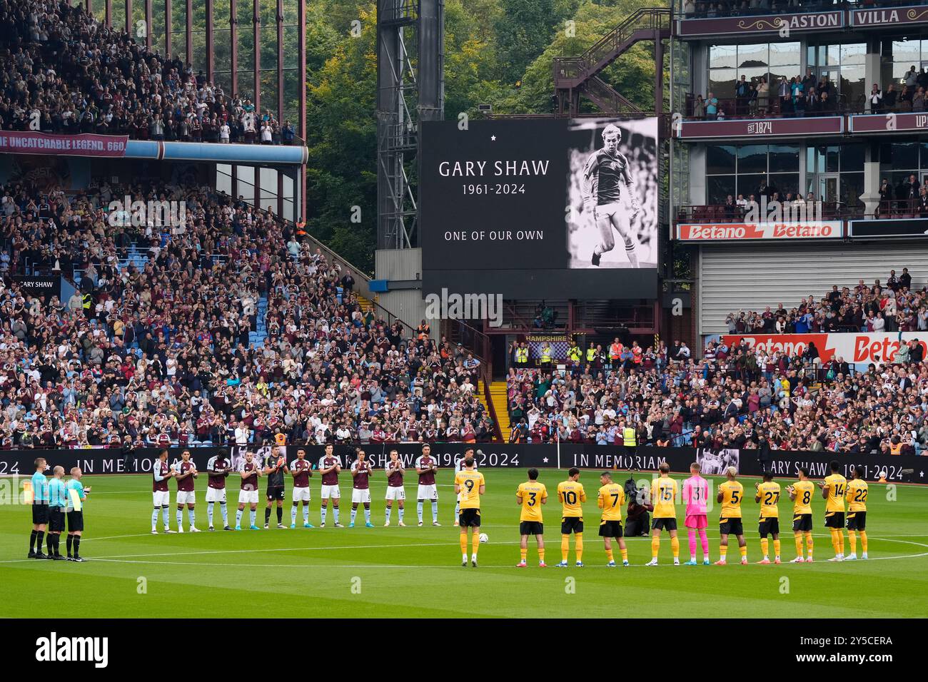 Spieler aus beiden Teams und Fans erfreuen sich für eine Minute Applaus zum Gedenken an den ehemaligen Stürmer Gary Shaw von Aston Villa vor dem Premier League-Spiel im Villa Park, Birmingham. Bilddatum: Samstag, 21. September 2024. Stockfoto