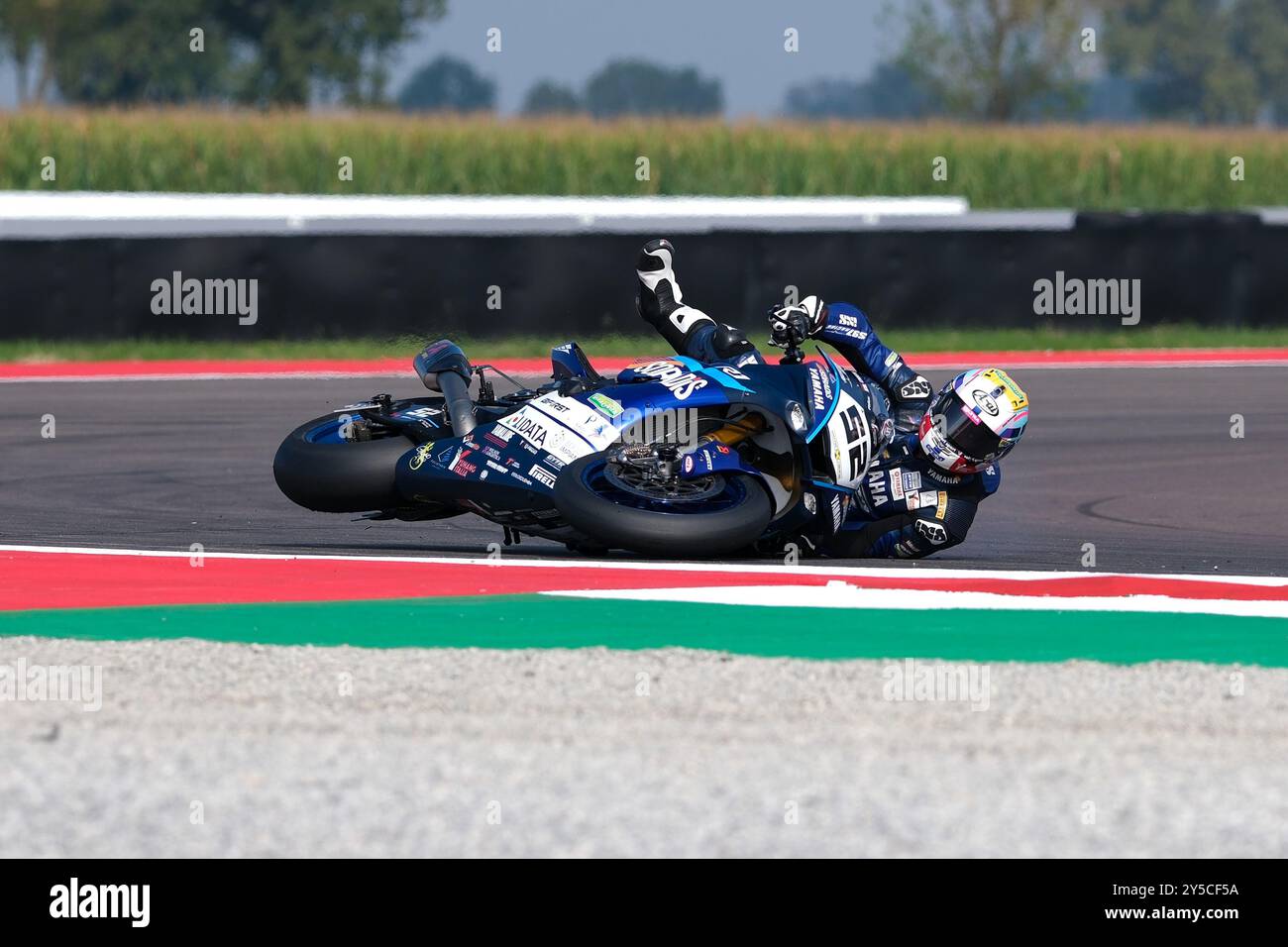 San Martino Del Lago, Italien. September 2024. Crash von (52) Alessandro Delbianco aus Italien des Yamaha Motoxracing World SBK Teams, fährt Yamaha YZF R1 während der FIM Motul Superbike World Championship - Tissot Superpole Race der Acerbis Italian Round auf dem Cremona Circuit in San Martino del Lago am 21. September 2024 in Cremona, Italien. Quelle: Roberto Tommasini/Alamy Live News Stockfoto