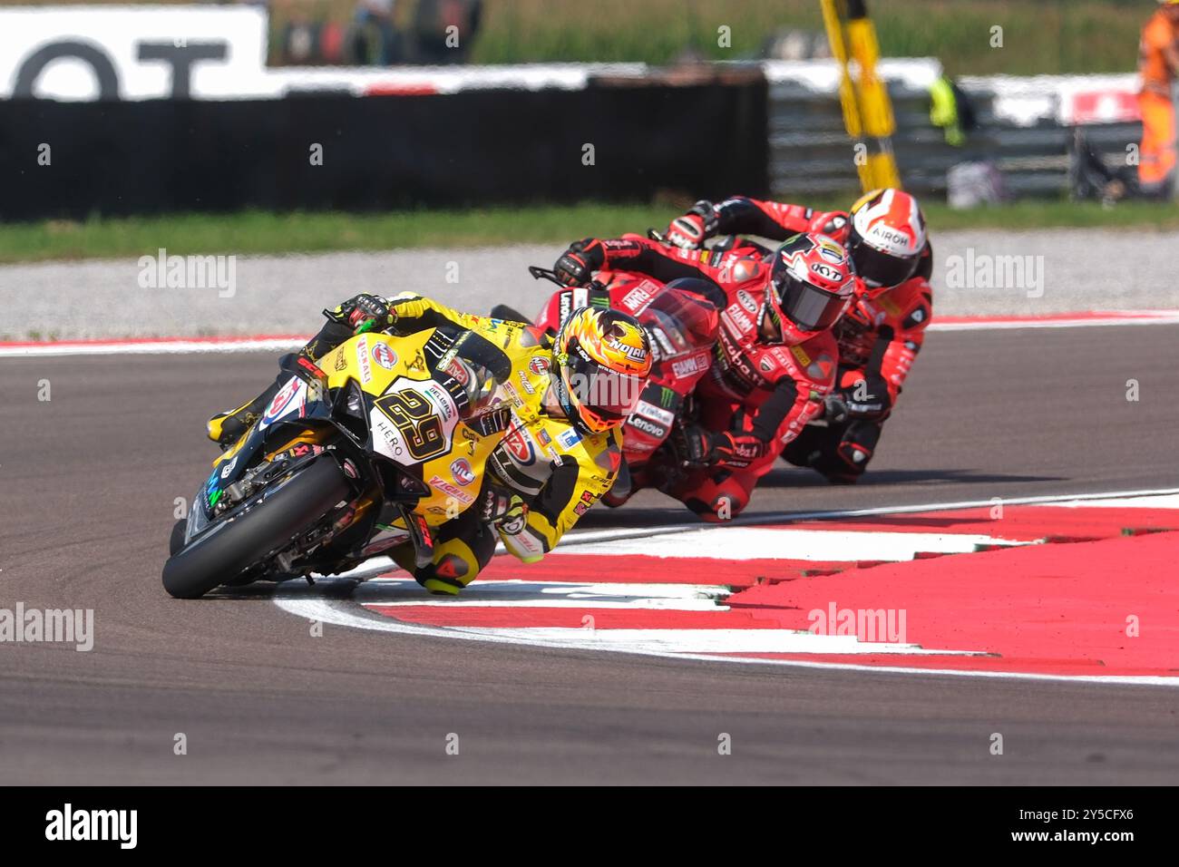 (29) Andrea Iannone aus Italien vom Team GoEleven fährt Ducati Panigale V4R während der FIM Motul Superbike World Championship - Rennen 1 der Acerbis Italian Round auf dem Cremona Circuit in San Martino del Lago am 21. September 2024 in Cremona, Italien. Stockfoto