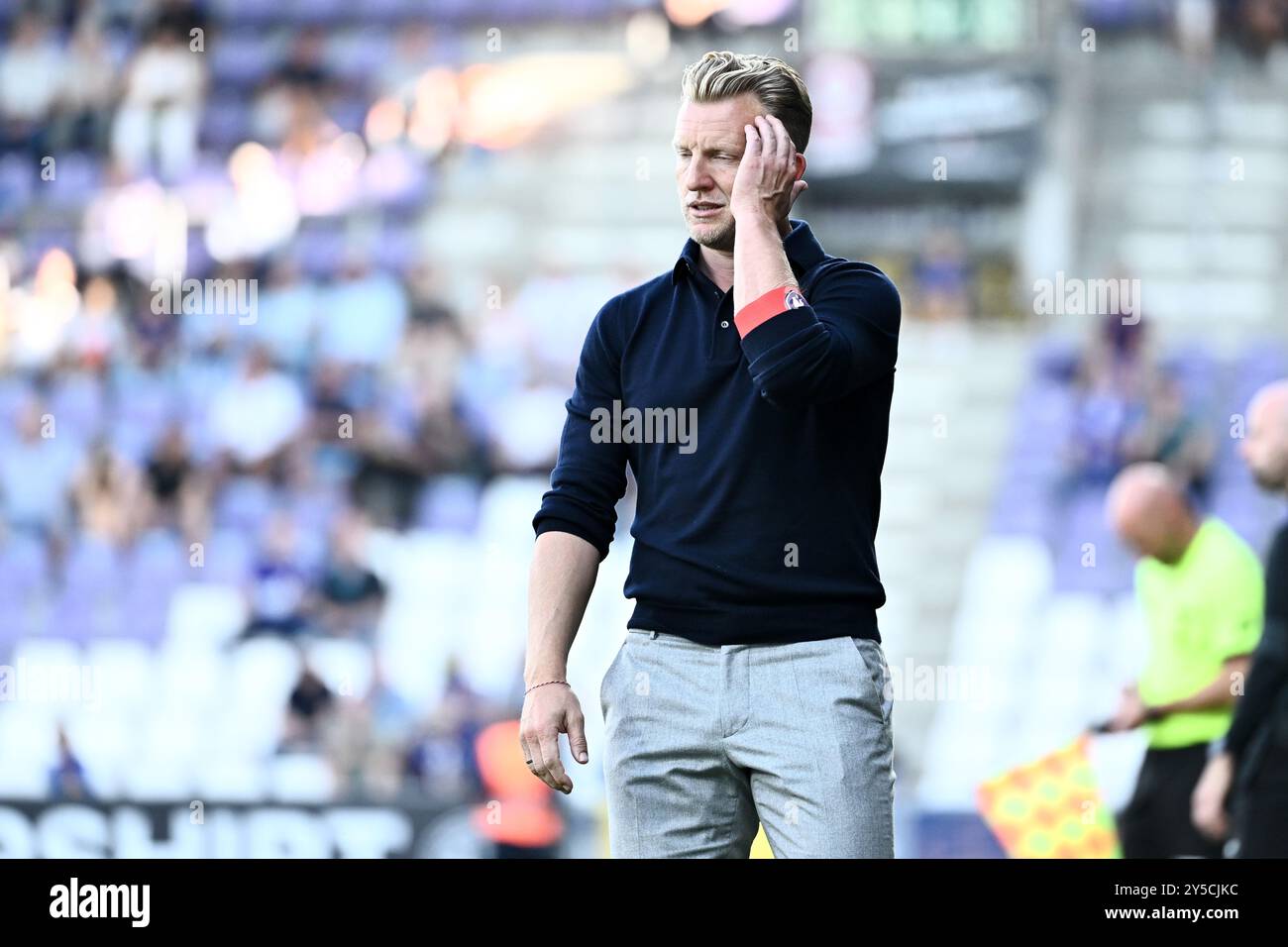 Lüttich, Belgien. September 2024. Beerschots Cheftrainer Dirk Kuyt wurde während eines Fußballspiels zwischen Beerschot VA und Sint-Truiden VV in Antwerpen am 8. Tag der Saison 2024-2025 der ersten Liga der „Jupiler Pro League“ der belgischen Meisterschaft am Samstag, den 21. September 2024, dargestellt. BELGA PHOTO MAARTEN STRAETEMANS Credit: Belga News Agency/Alamy Live News Stockfoto