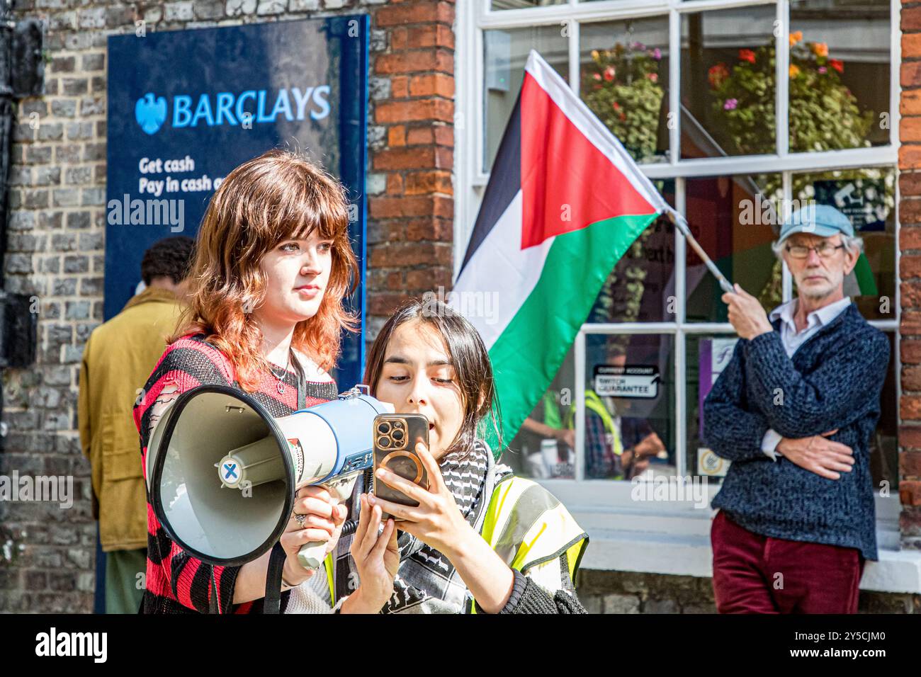 Dorchester, Großbritannien, 21. September 2024, propalästinensische Aktivisten versammelten sich in der Barclays Bank, die laut der Gruppe den israelischen Krieg gegen die Hamas in Gaza finanzieren, während eines marsches "Ende des Völkermordes - stoppt die Bewaffnung Israels" im Stadtzentrum von Dorchester. John Rose/Alamy Live News Stockfoto