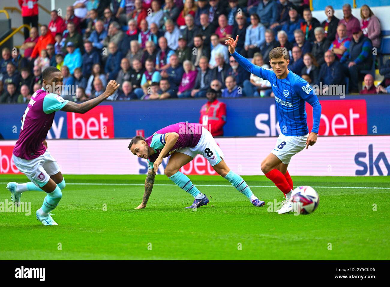 Turf Moor, Burnley, Lancashire, Großbritannien. September 2024. EFL Championship Football, Burnley gegen Portsmouth; Freddie Potts aus Portsmouth appelliert an ein Foul Credit: Action Plus Sports/Alamy Live News Stockfoto