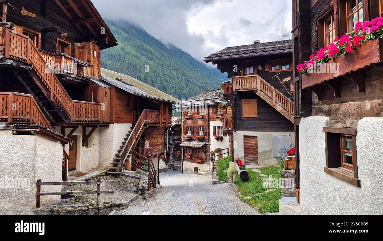 Die schönsten Schweizer Dörfer - hübsches Griementz mit traditionellen Holzhäusern und Blumenstraßen. Beliebte Touristenattraktion im Walliser Kanton SWI Stockfoto