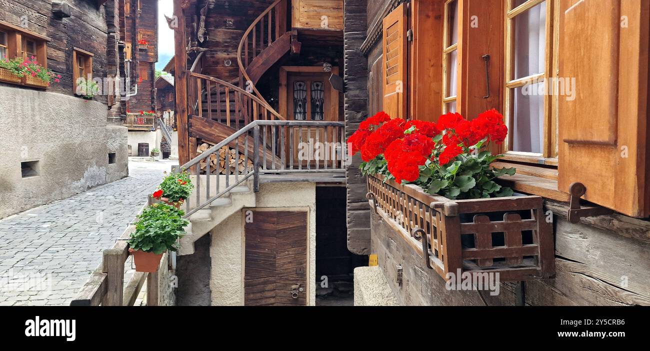 Die schönsten Schweizer Dörfer - hübsches Griementz mit traditionellen Holzhäusern und Blumenstraßen. Beliebte Touristenattraktion im Walliser Kanton SWI Stockfoto