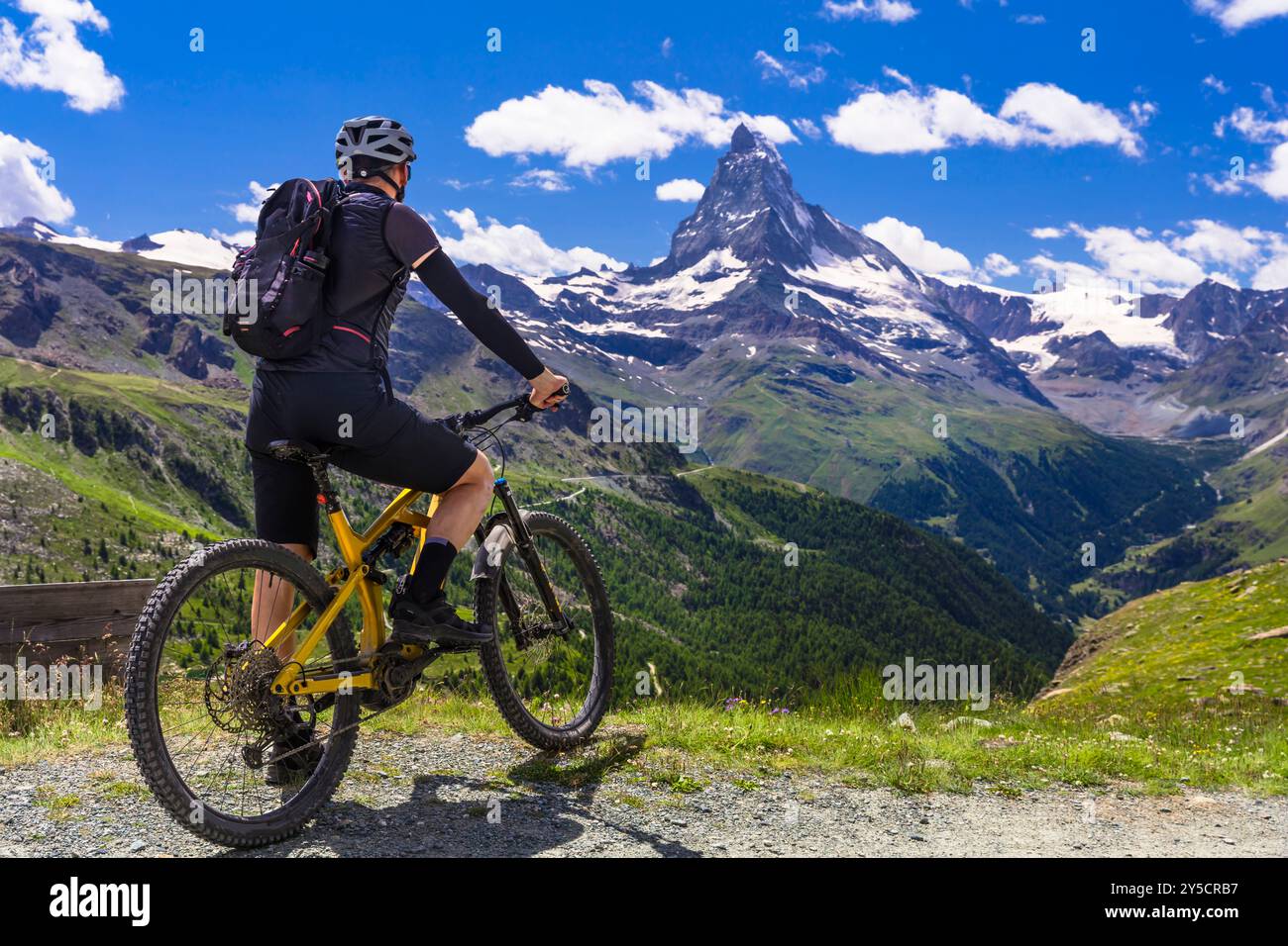 Mountainbike in den Schweizer Alpen. Sportler mit Fahrrad mit atemberaubendem Blick auf das Matterhorn. Berühmte Wanderroute fünf Seen in der Nähe von Zermatt. Schweiz Stockfoto