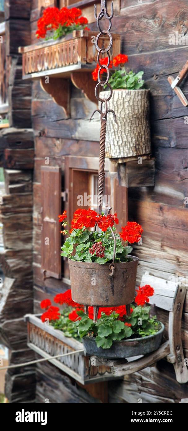 Die schönsten Schweizer Dörfer - hübsches Griementz mit traditionellen Holzhäusern und Blumenstraßen. Beliebte Touristenattraktion im Walliser Kanton SWI Stockfoto