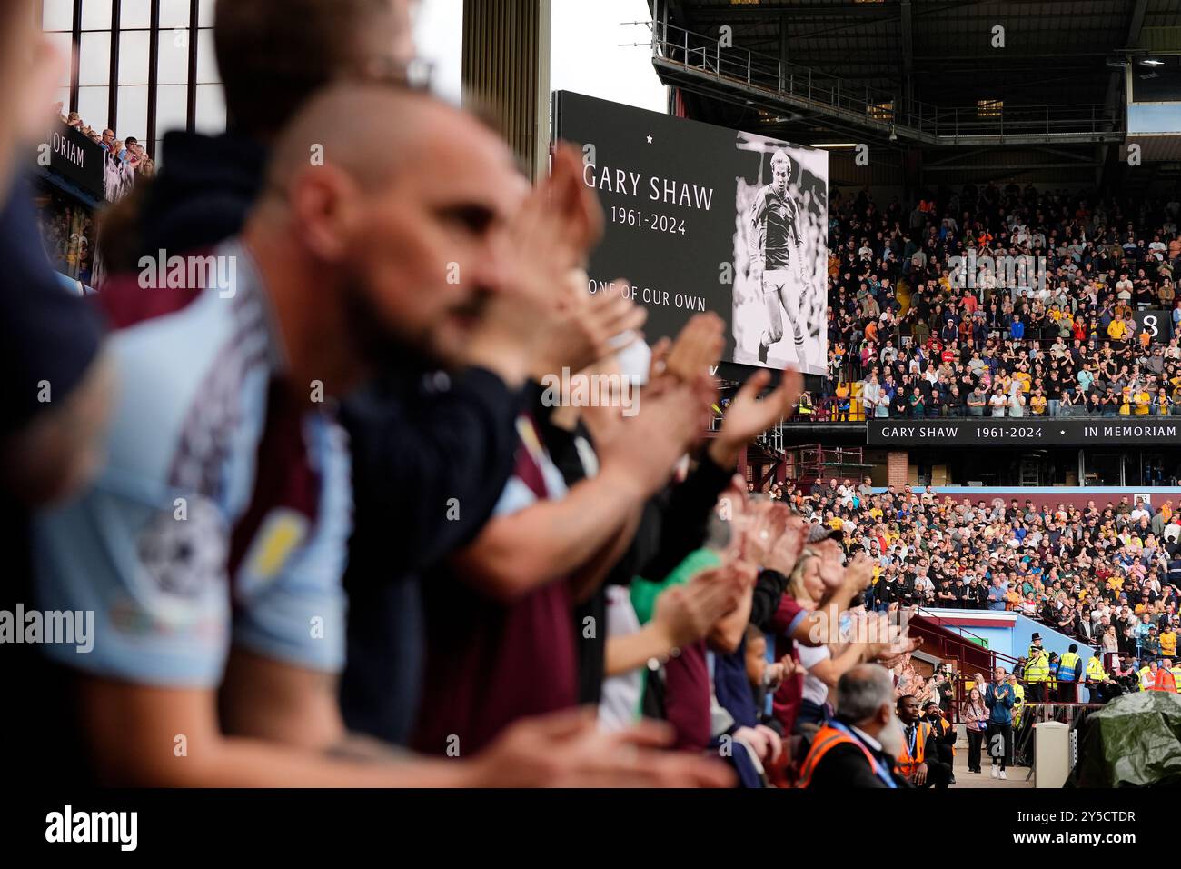 Die Fans von Aston Villa und Wolverhampton Wanderers stehen für eine Minute Applaus zum Gedenken an den ehemaligen Aston Villa Stürmer Gary Shaw vor dem Premier League Spiel im Villa Park, Birmingham. Bilddatum: Samstag, 21. September 2024. Stockfoto
