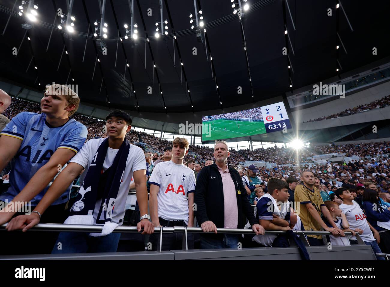 Fans in den Tribünen während des Premier League-Spiels im Tottenham Hotspur Stadium in London. Bilddatum: Samstag, 21. September 2024. Stockfoto