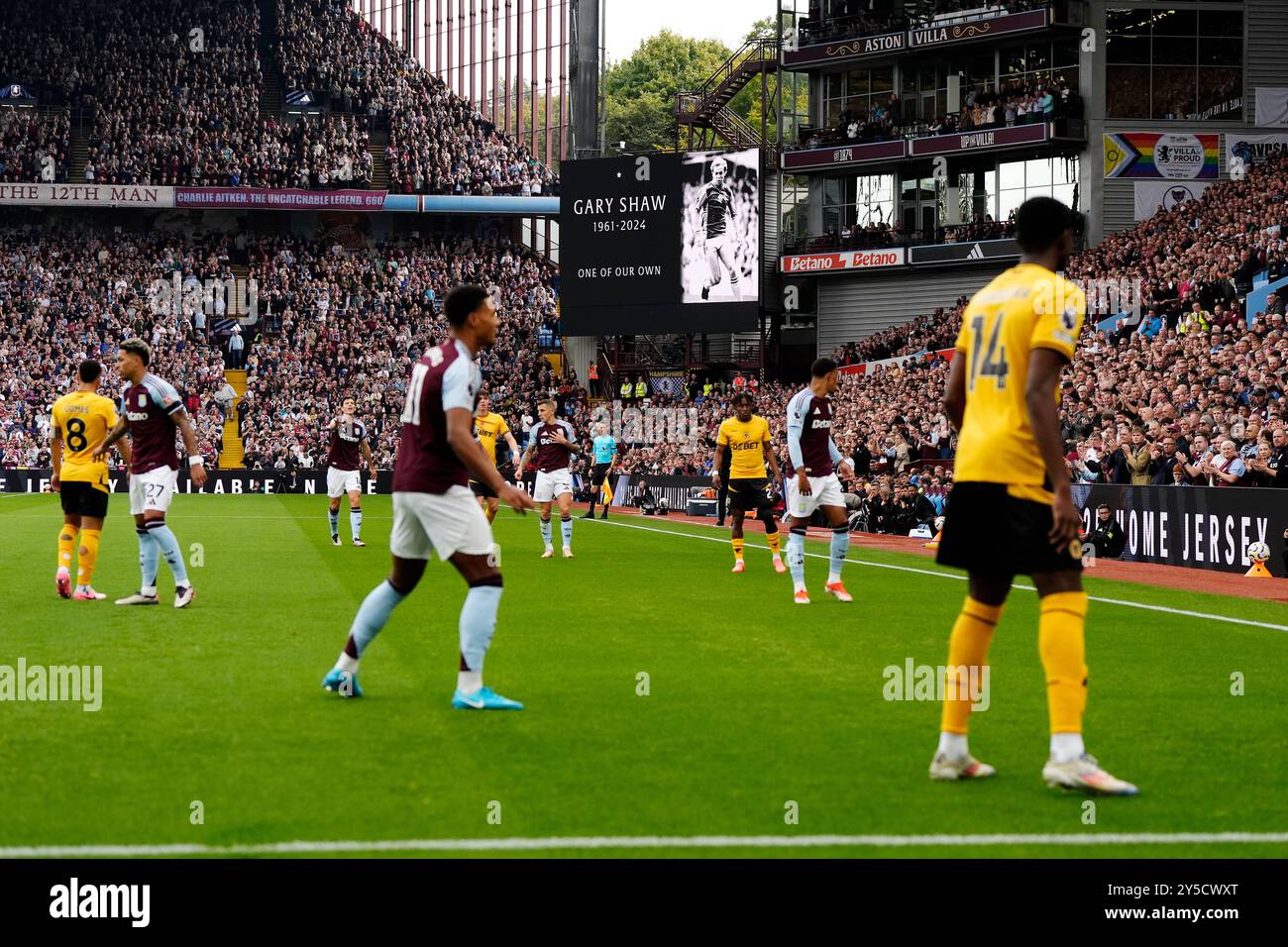Aston Villa-Fans stehen in der 8. Minute für eine Minute Applaus zum Gedenken an den ehemaligen Aston Villa-Stürmer Gary Shaw während des Premier League-Spiels im Villa Park, Birmingham. Bilddatum: Samstag, 21. September 2024. Stockfoto