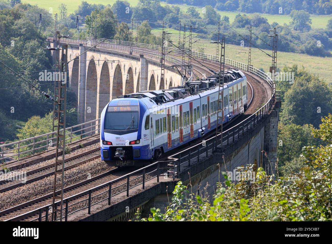 Eisenbahnverkehr auf dem Eisenbahnviadukt Altenbeken. S-Bahn Zug der S-Bahn Hannover Transdev Hannover, S5 Paderborn - Hannover Flughafen. Stadler Flirt 3XL Triebzüge. Altenbeken, Nordrhein-Westfalen, DEU, Deutschland, 03.09.2024 *** Eisenbahnverkehr auf dem Altenbeken-Eisenbahnviadukt S-Bahn-Zug der S-Bahn Hannover Transdev Hannover , S5 Paderborn Hannover Flughafen Stadler Flirt 3XL werden Triebzüge verwendet Altenbeken, Nordrhein Westfalen, DEU, Deutschland, 03 09 2024 Stockfoto