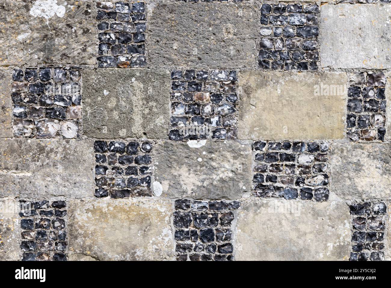 Karierte Feuerstein- und Kalksteinmauer, Kirche St. Nikolaus von Mira, Turm Langford, Wiltshire, ein denkmalgeschütztes Gebäude. Stockfoto