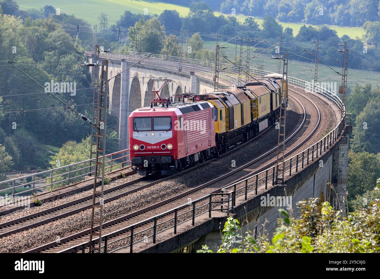 Eisenbahnverkehr auf dem Eisenbahnviadukt Altenbeken. Eine Lokomotive der Baureihe 143 zieht einen Schweerbau-Schienenschleifzug mit RG 48 I & II Altenbeken, Nordrhein-Westfalen, DEU, Deutschland, 03.09.2024 *** Schienenverkehr auf dem Altenbeken Eisenbahnviadukt Eine Lokomotive der Baureihe 143 zieht einen Schweerbau-Schienenschleifzug mit RG 48 I II Altenbeken, Nordrhein-Westfalen, DEU, Deutschland, 03 09 2024 Stockfoto
