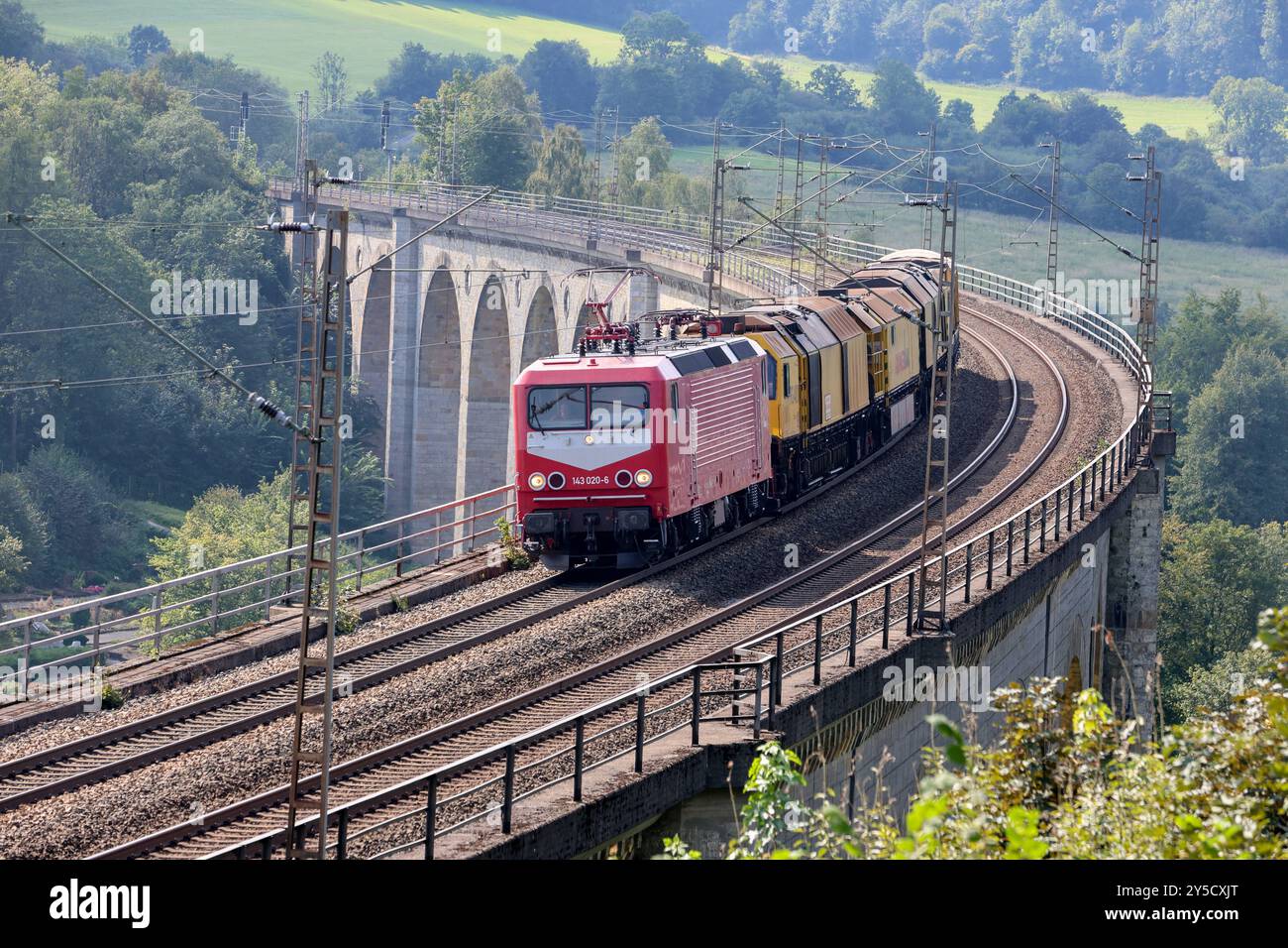 Eisenbahnverkehr auf dem Eisenbahnviadukt Altenbeken. Eine Lokomotive der Baureihe 143 zieht einen Schweerbau-Schienenschleifzug mit RG 48 I & II Altenbeken, Nordrhein-Westfalen, DEU, Deutschland, 03.09.2024 *** Schienenverkehr auf dem Altenbeken Eisenbahnviadukt Eine Lokomotive der Baureihe 143 zieht einen Schweerbau-Schienenschleifzug mit RG 48 I II Altenbeken, Nordrhein-Westfalen, DEU, Deutschland, 03 09 2024 Stockfoto