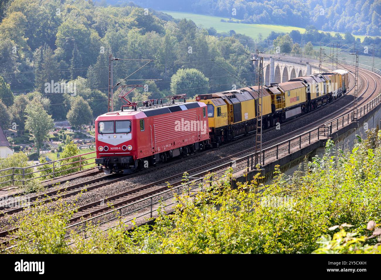 Eisenbahnverkehr auf dem Eisenbahnviadukt Altenbeken. Eine Lokomotive der Baureihe 143 zieht einen Schweerbau-Schienenschleifzug mit RG 48 I & II Altenbeken, Nordrhein-Westfalen, DEU, Deutschland, 03.09.2024 *** Schienenverkehr auf dem Altenbeken Eisenbahnviadukt Eine Lokomotive der Baureihe 143 zieht einen Schweerbau-Schienenschleifzug mit RG 48 I II Altenbeken, Nordrhein-Westfalen, DEU, Deutschland, 03 09 2024 Stockfoto