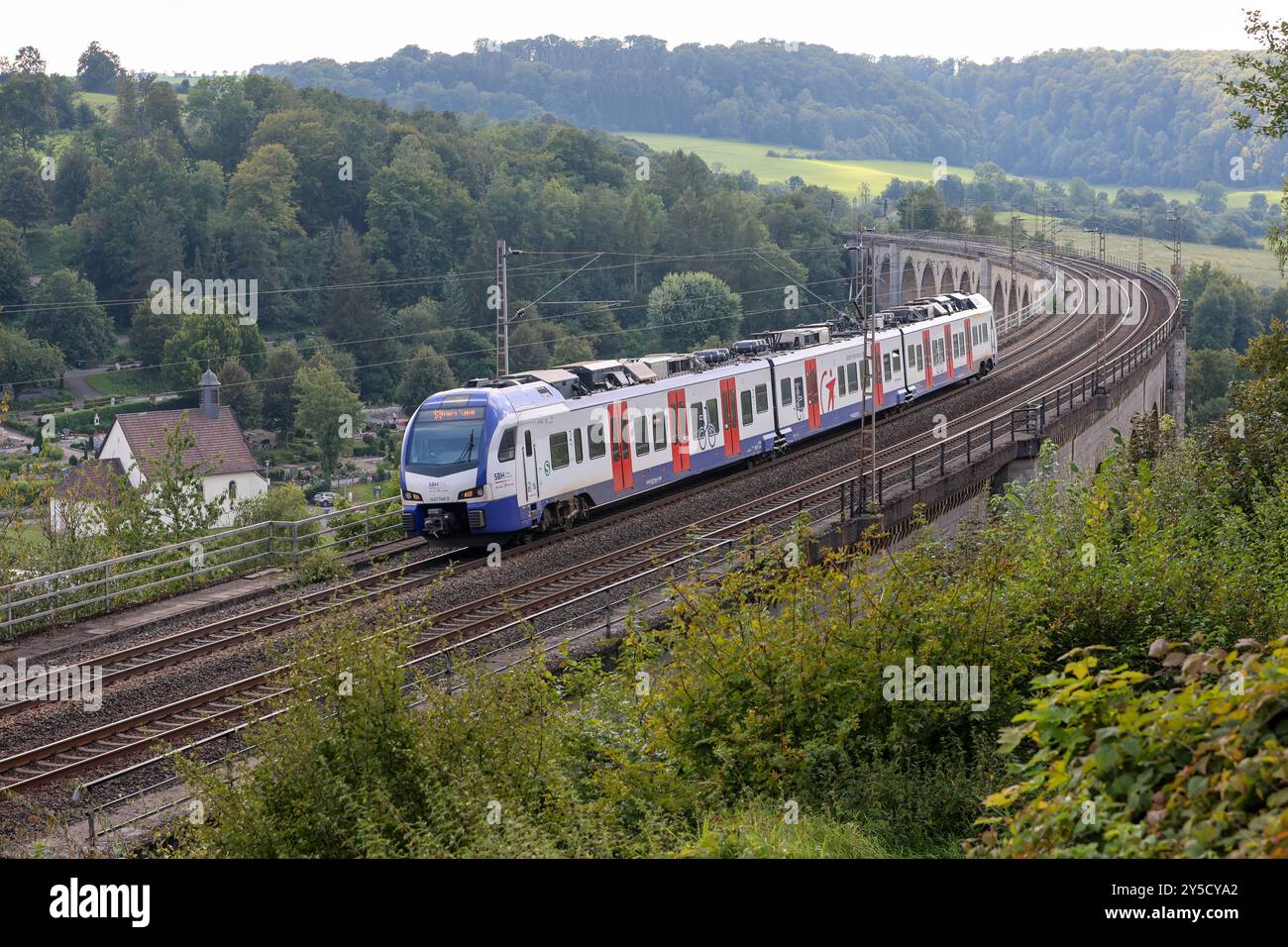 Eisenbahnverkehr auf dem Eisenbahnviadukt Altenbeken. S-Bahn Zug der S-Bahn Hannover Transdev Hannover, S5 Paderborn - Hannover Flughafen. Stadler Flirt 3XL Triebzüge. Altenbeken, Nordrhein-Westfalen, DEU, Deutschland, 03.09.2024 *** Eisenbahnverkehr auf dem Altenbeken-Eisenbahnviadukt S-Bahn-Zug der S-Bahn Hannover Transdev Hannover , S5 Paderborn Hannover Flughafen Stadler Flirt 3XL werden Triebzüge verwendet Altenbeken, Nordrhein Westfalen, DEU, Deutschland, 03 09 2024 Stockfoto