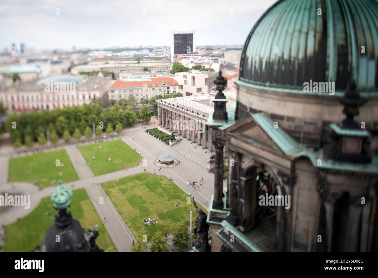Die üppige grüne Weite des Lustgartens von der Kuppel aus und zeigt Berlins architektonische Schönheit. Stockfoto
