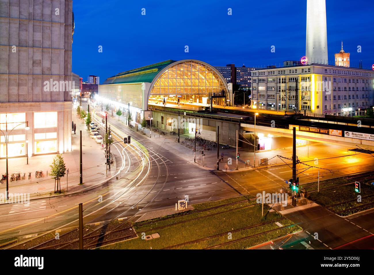 Berlin, 21. Juli 2009, der beleuchtete Alexanderplatz besticht durch das nächtliche Ambiente entlang der Karl-Liebknecht-Straße in B Stockfoto