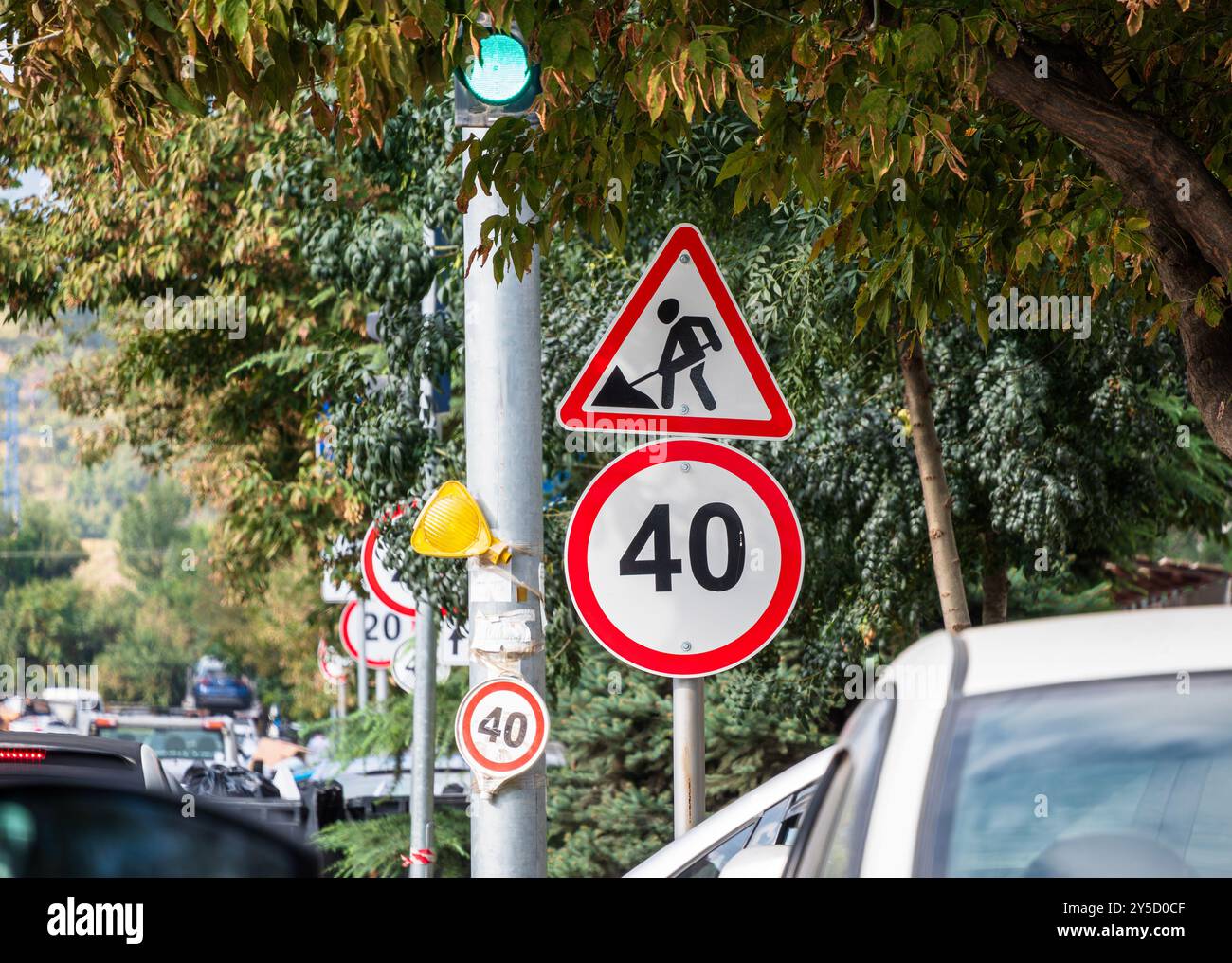 Verkehrsschild mit Geschwindigkeitsregelung in der Stadt. Hochwertige Fotos Stockfoto