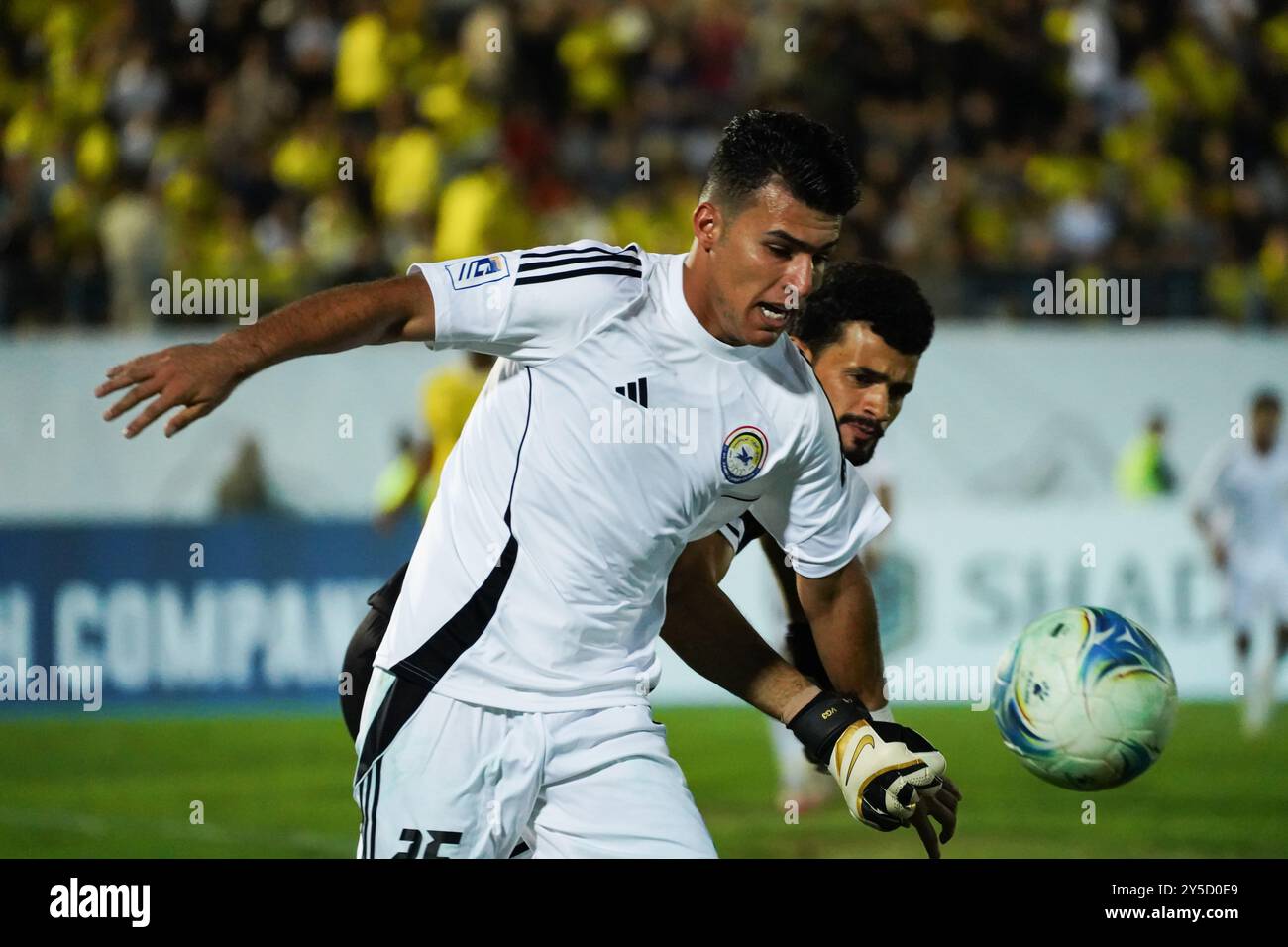 Duhok, Irak. September 2024. Muntadhar Abdul Amir (L) von Al-Zawraa und Torhüter Mohamed Saleh (R) von Duhok wurden während des Eröffnungsspiels der Iraq Stars League zwischen dem Duhok Club und dem Al-Zawraa Club im Duhok International Stadium gesehen. Endpunktzahl: Al-Zawraa 1:0 Duhok. Quelle: SOPA Images Limited/Alamy Live News Stockfoto